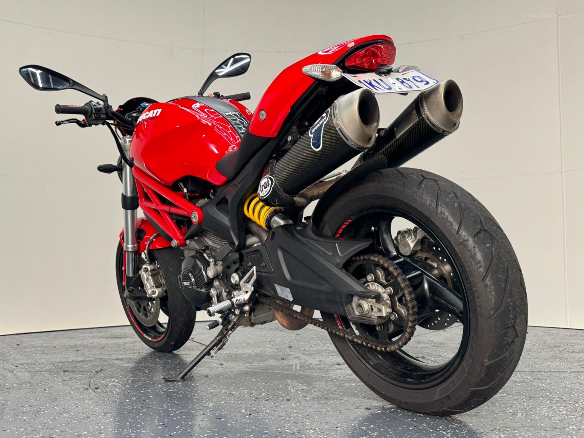 DUCATTI MONSTER 696