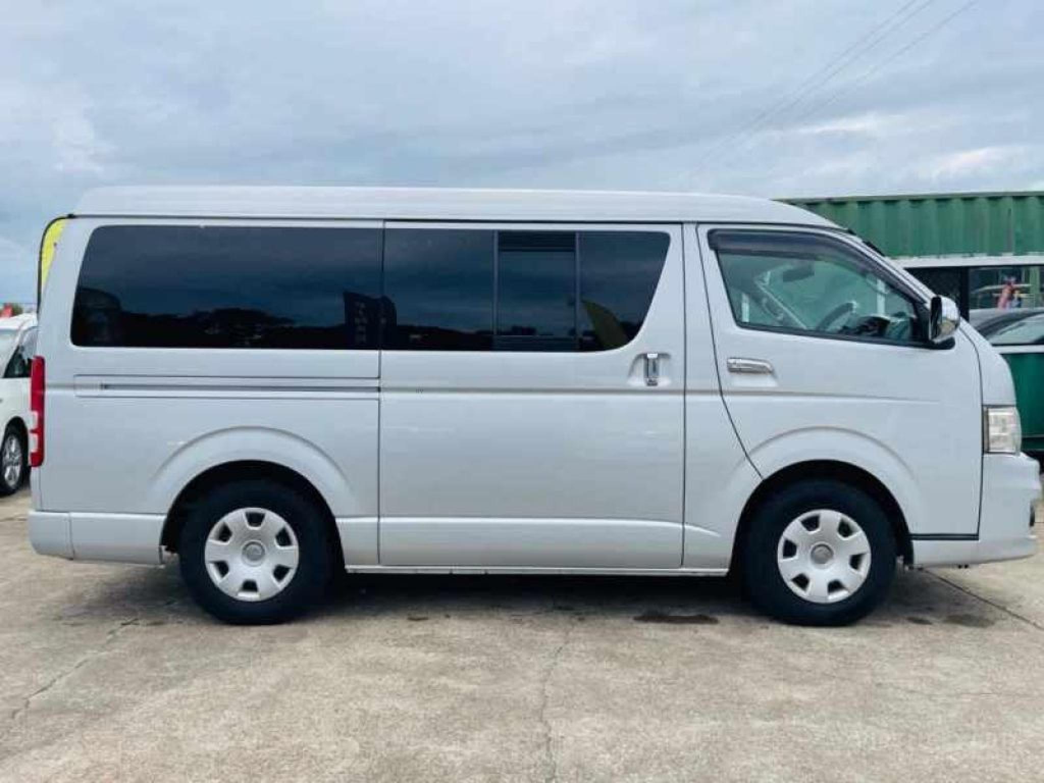 TOYOTA HIACE