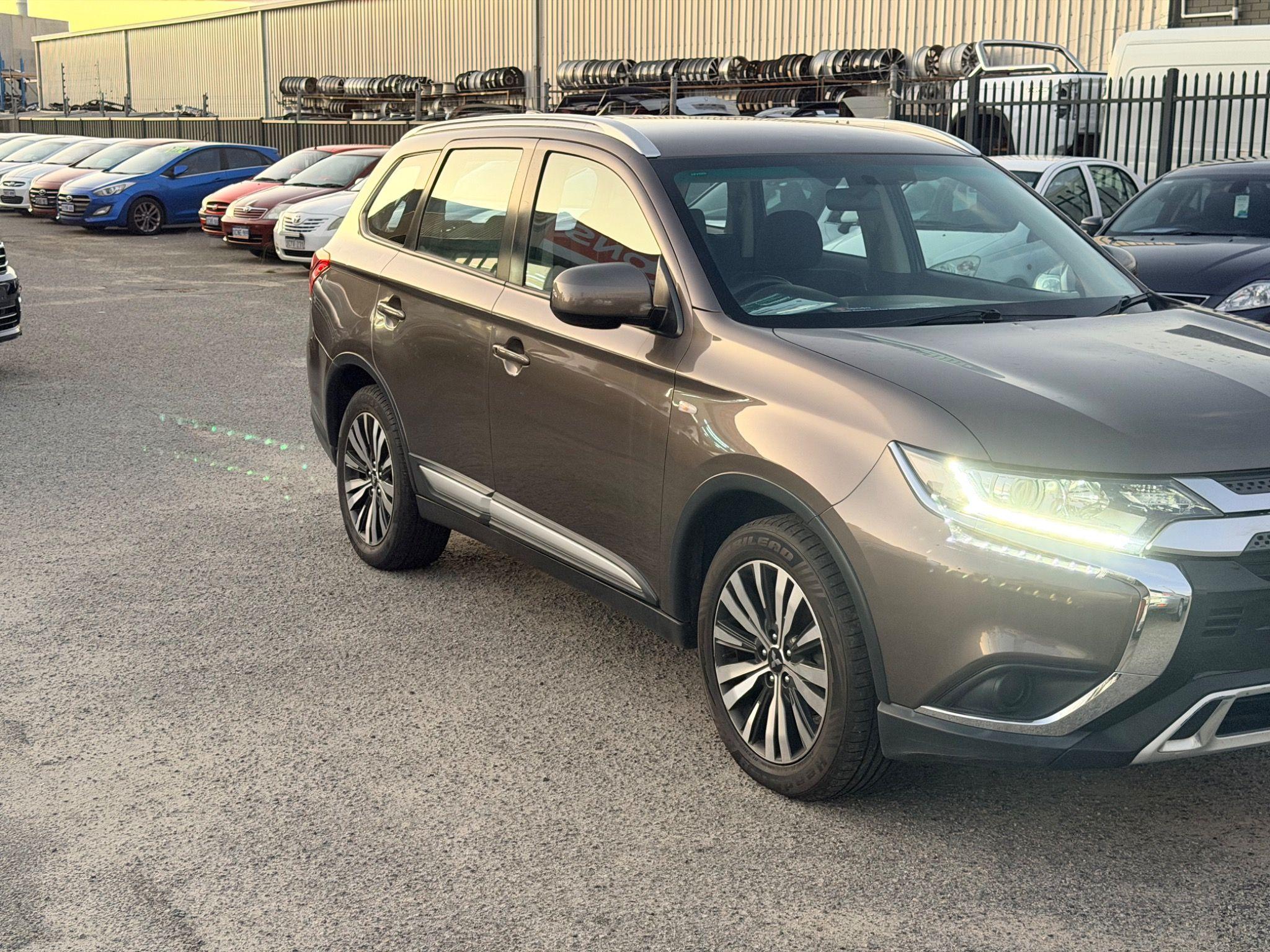 MITSUBISHI OUTLANDER