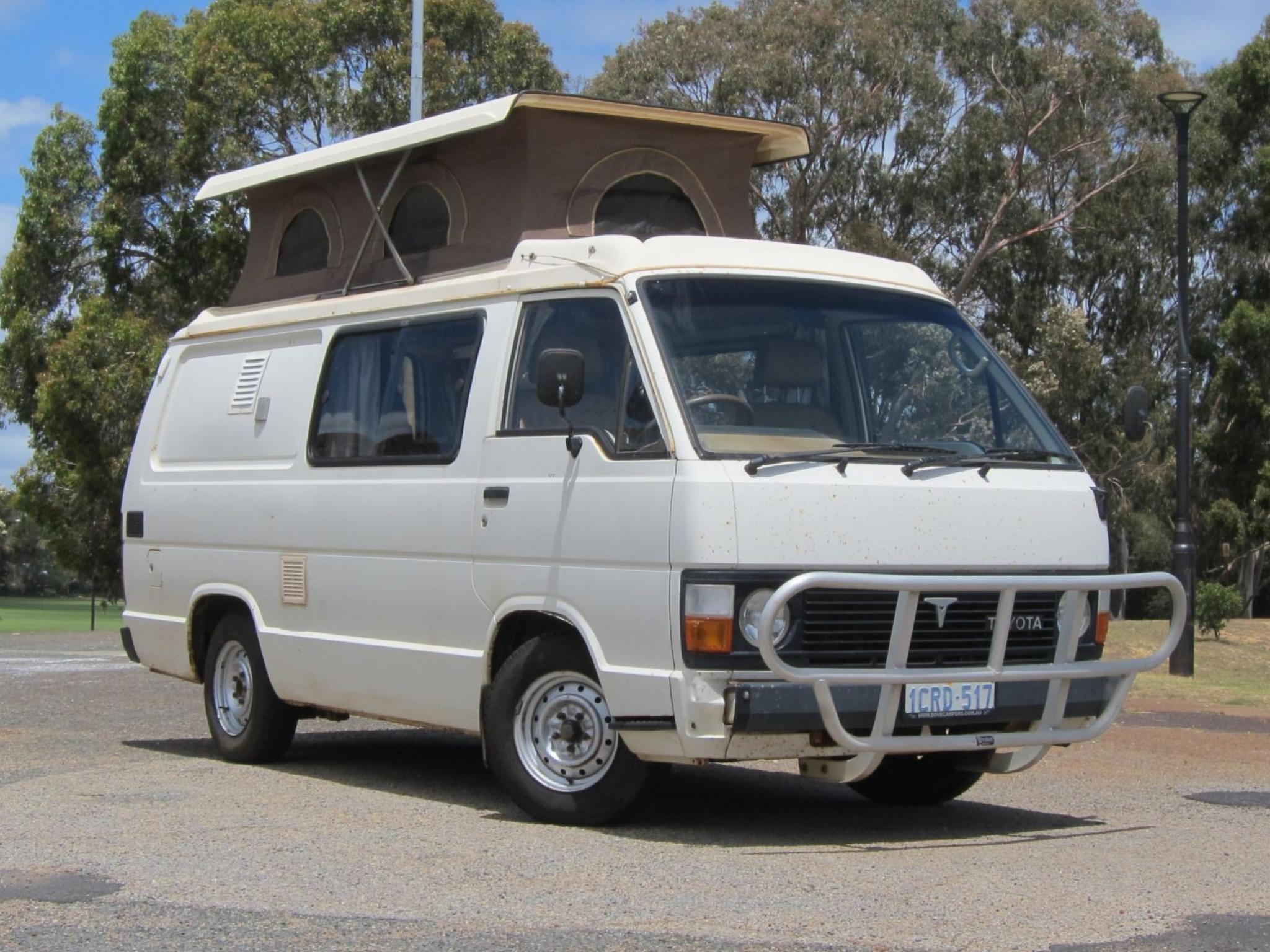 1983 TOYOTA HIACE POP-TOP Camper