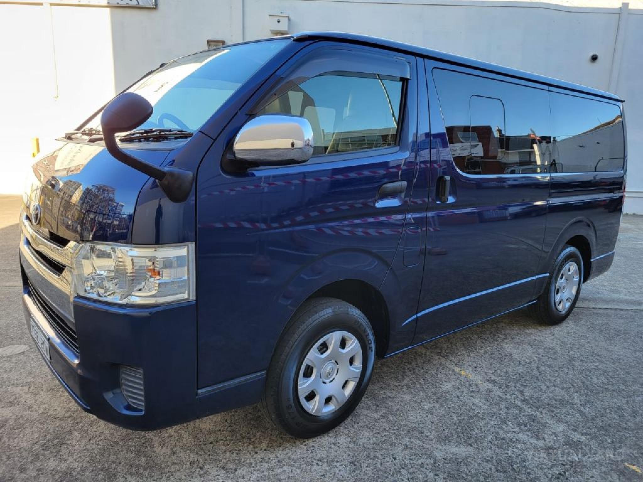 TOYOTA HIACE