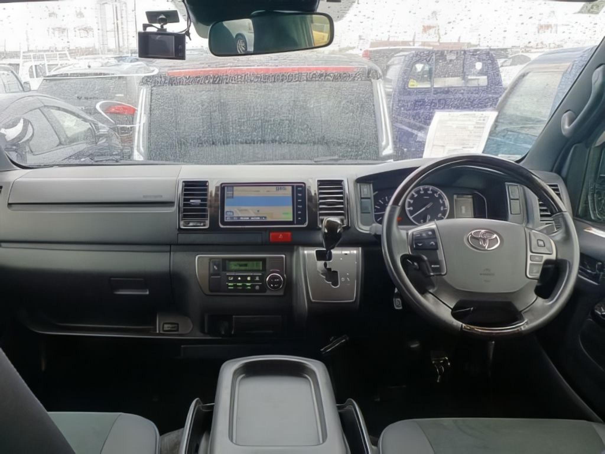 TOYOTA HIACE