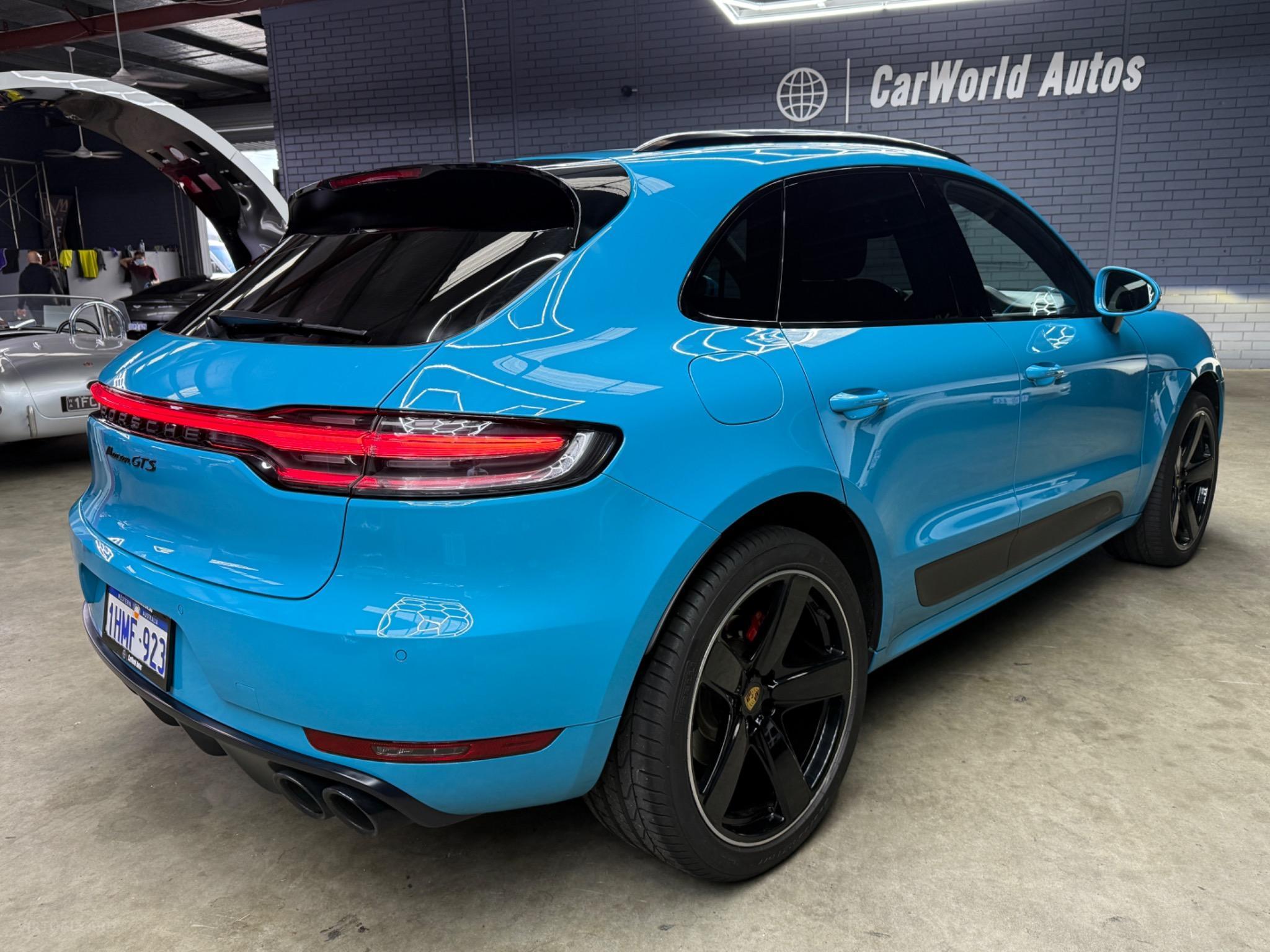 PORSCHE MACAN