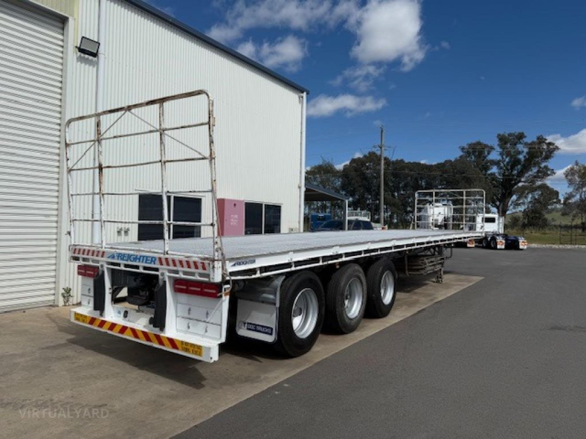 MAXITRANS 45 TRI-AXLE FLATTOP