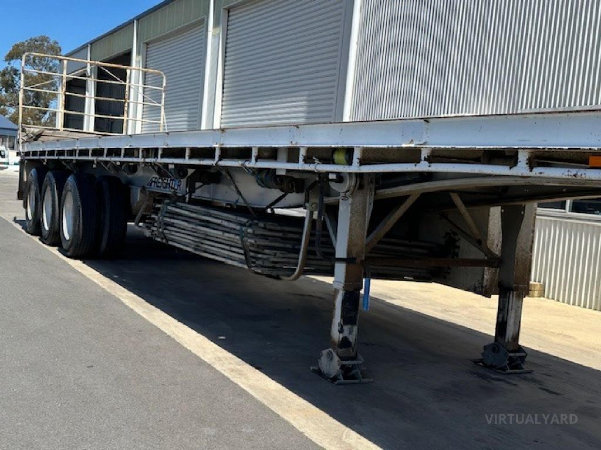 MAXITRANS 45 TRI-AXLE FLATTOP