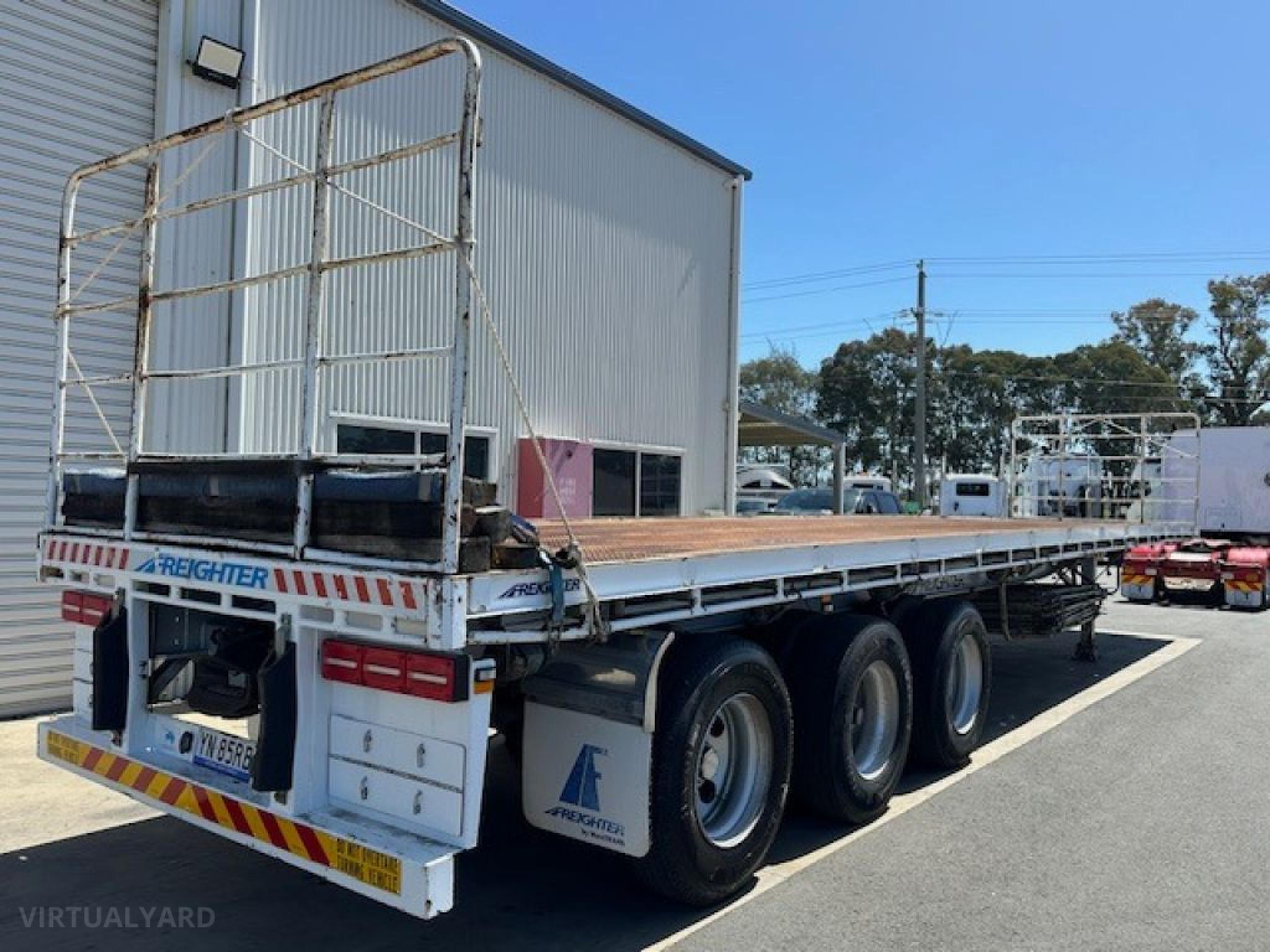 MAXITRANS 45 TRI-AXLE FLATTOP