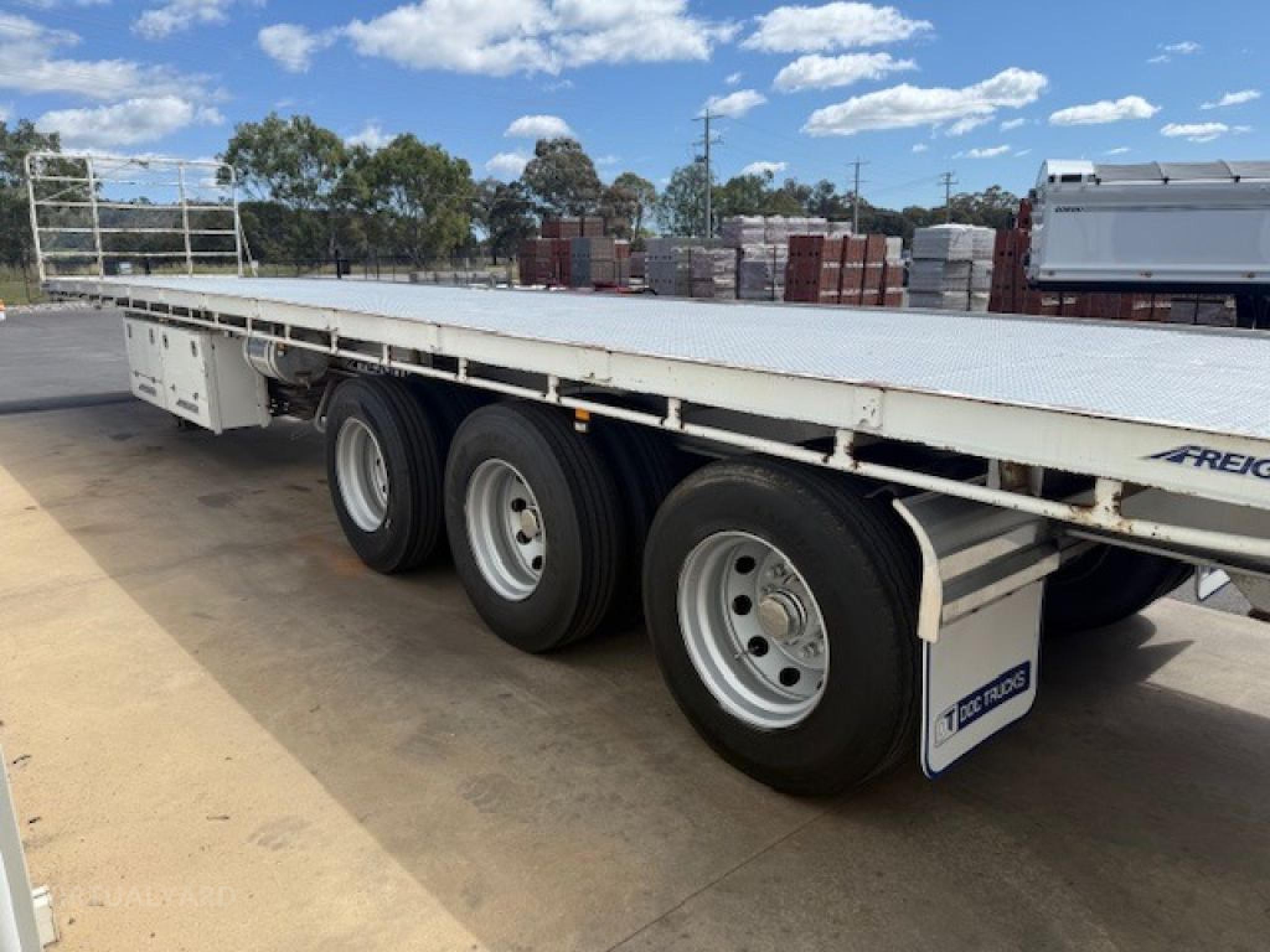 MAXITRANS 45 TRI-AXLE FLATTOP