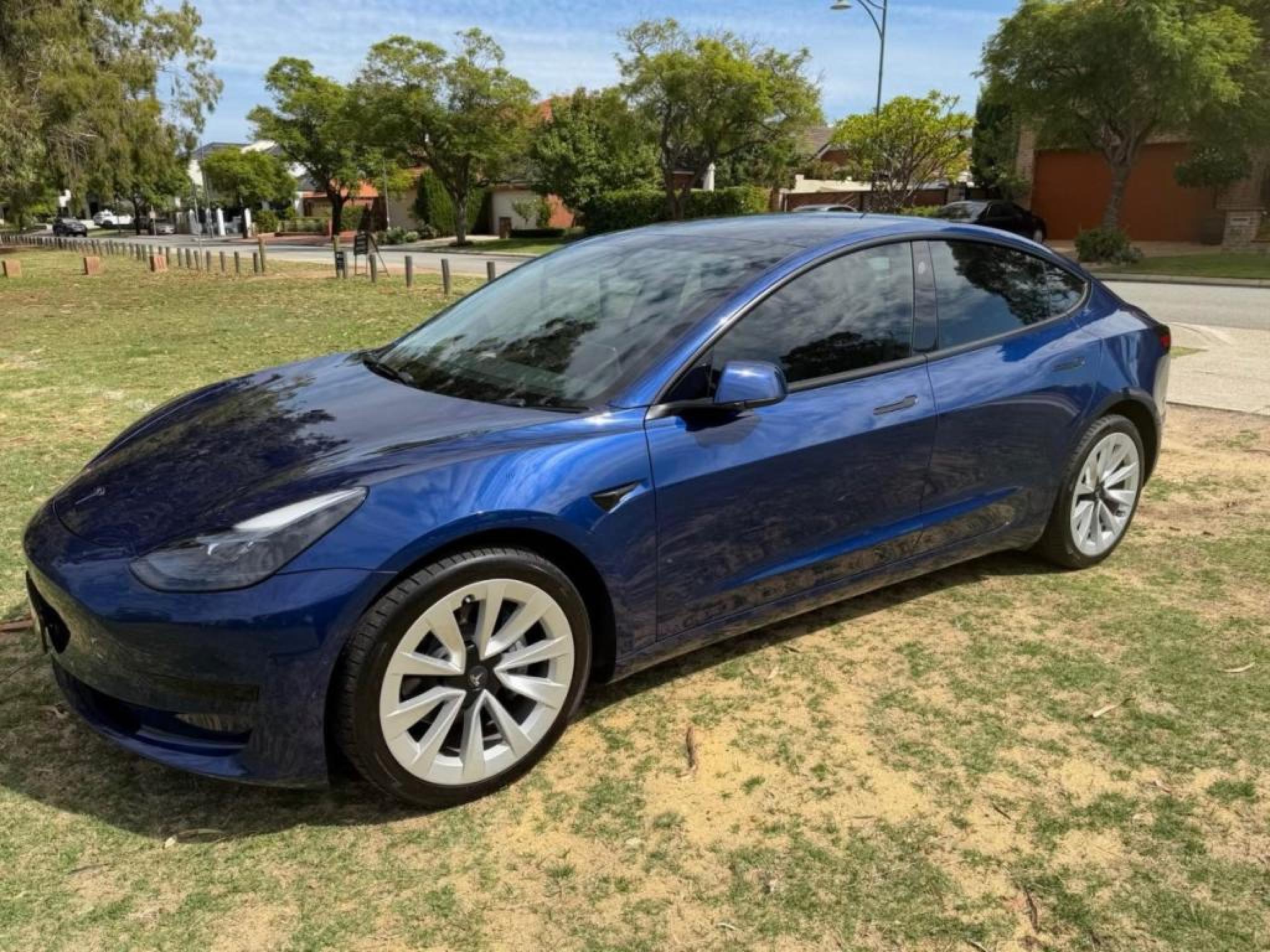 TESLA MODEL 3