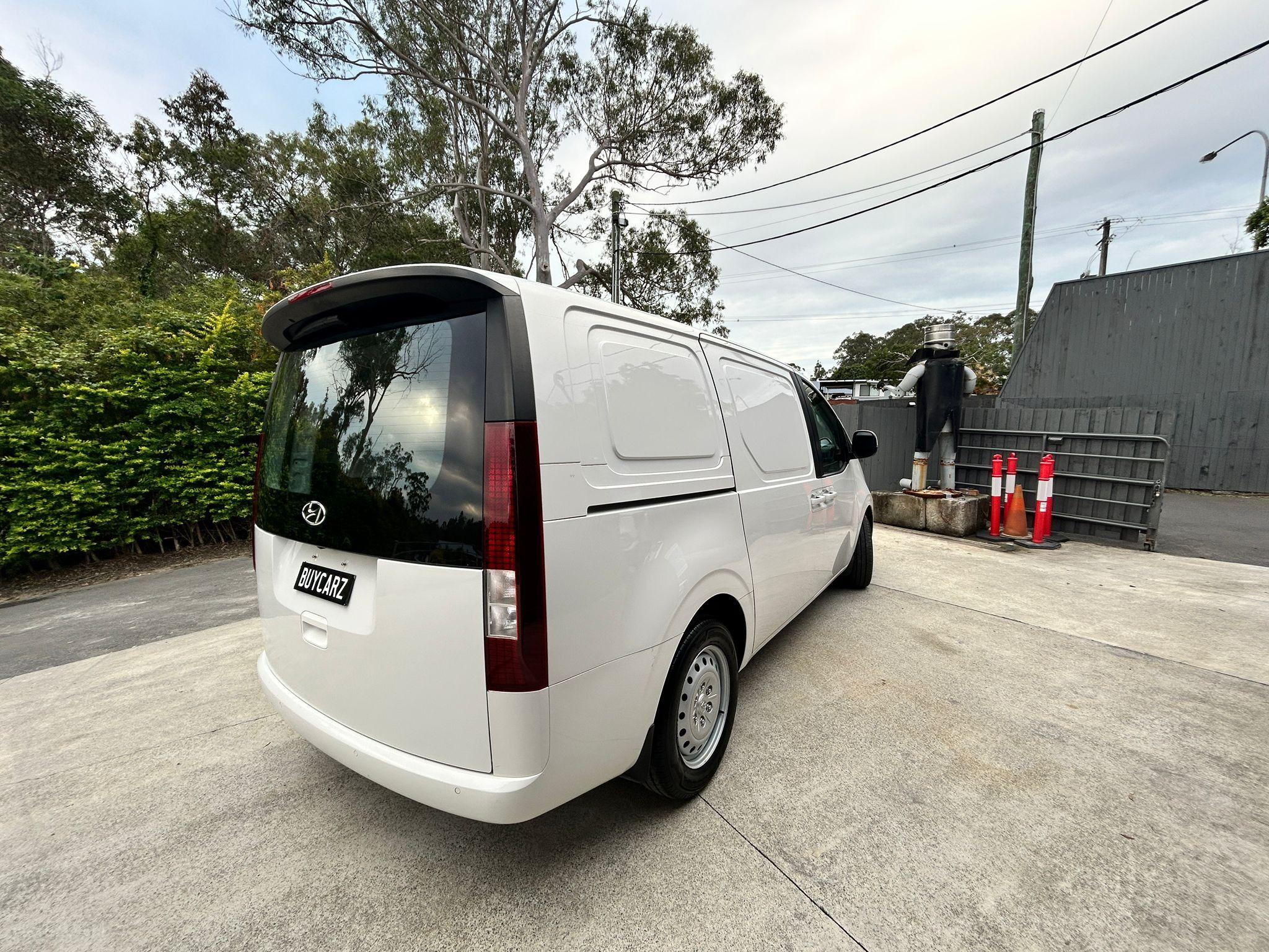 Hyundai STARIA LOAD
