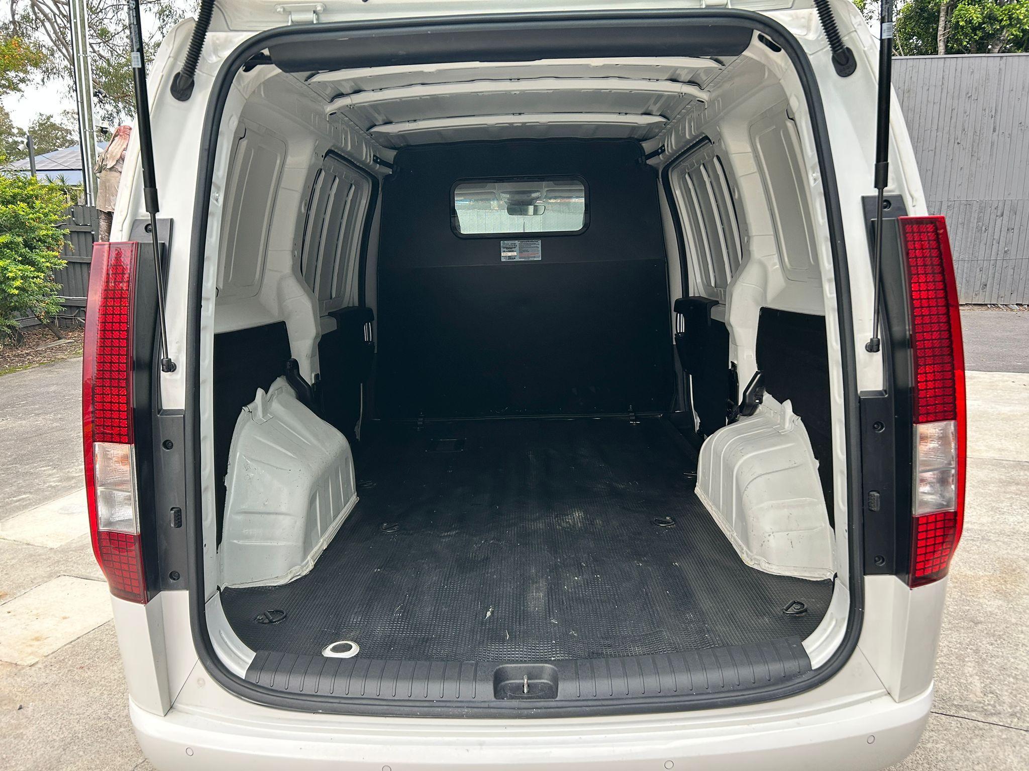 Hyundai STARIA LOAD