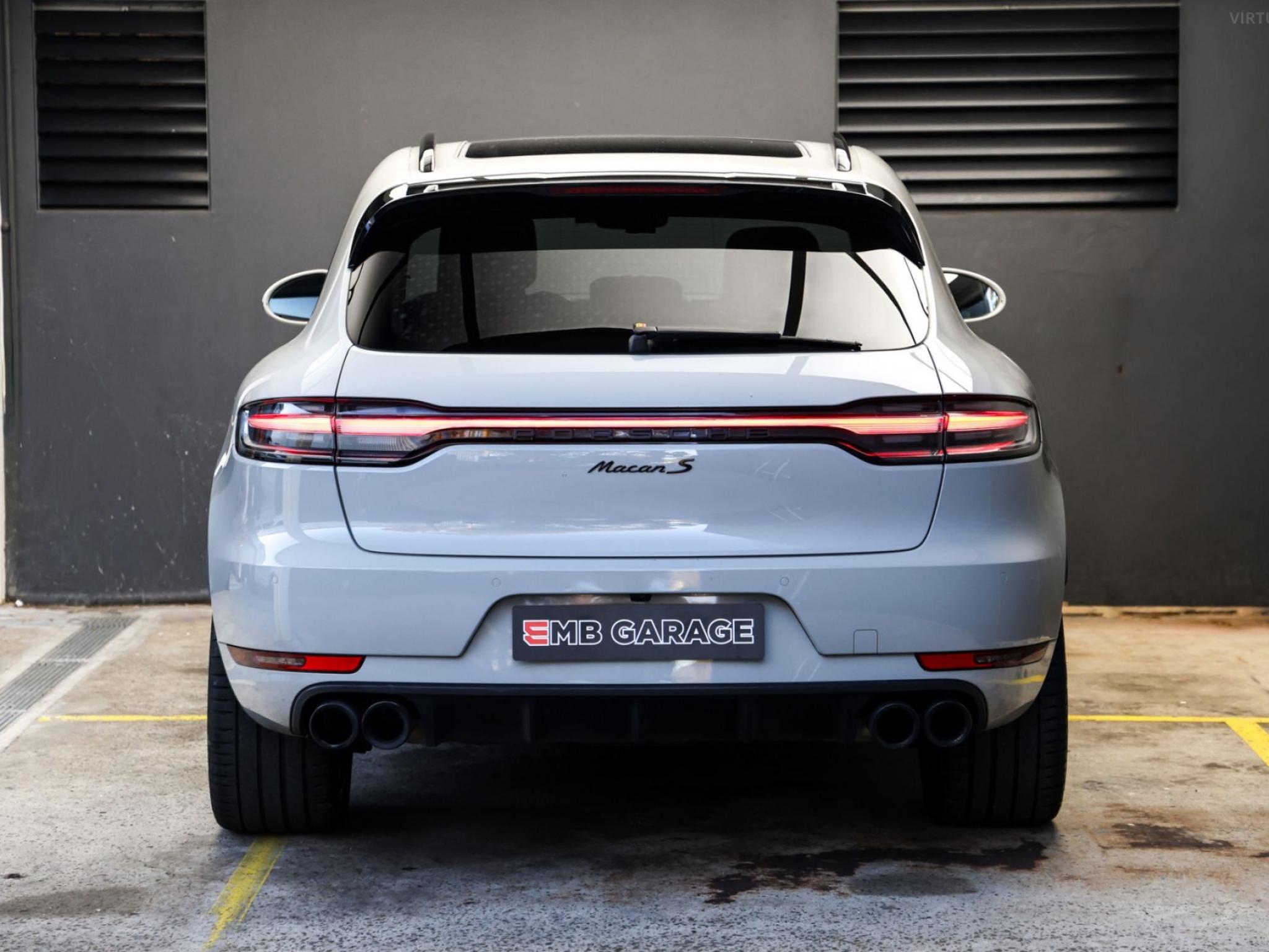 PORSCHE MACAN