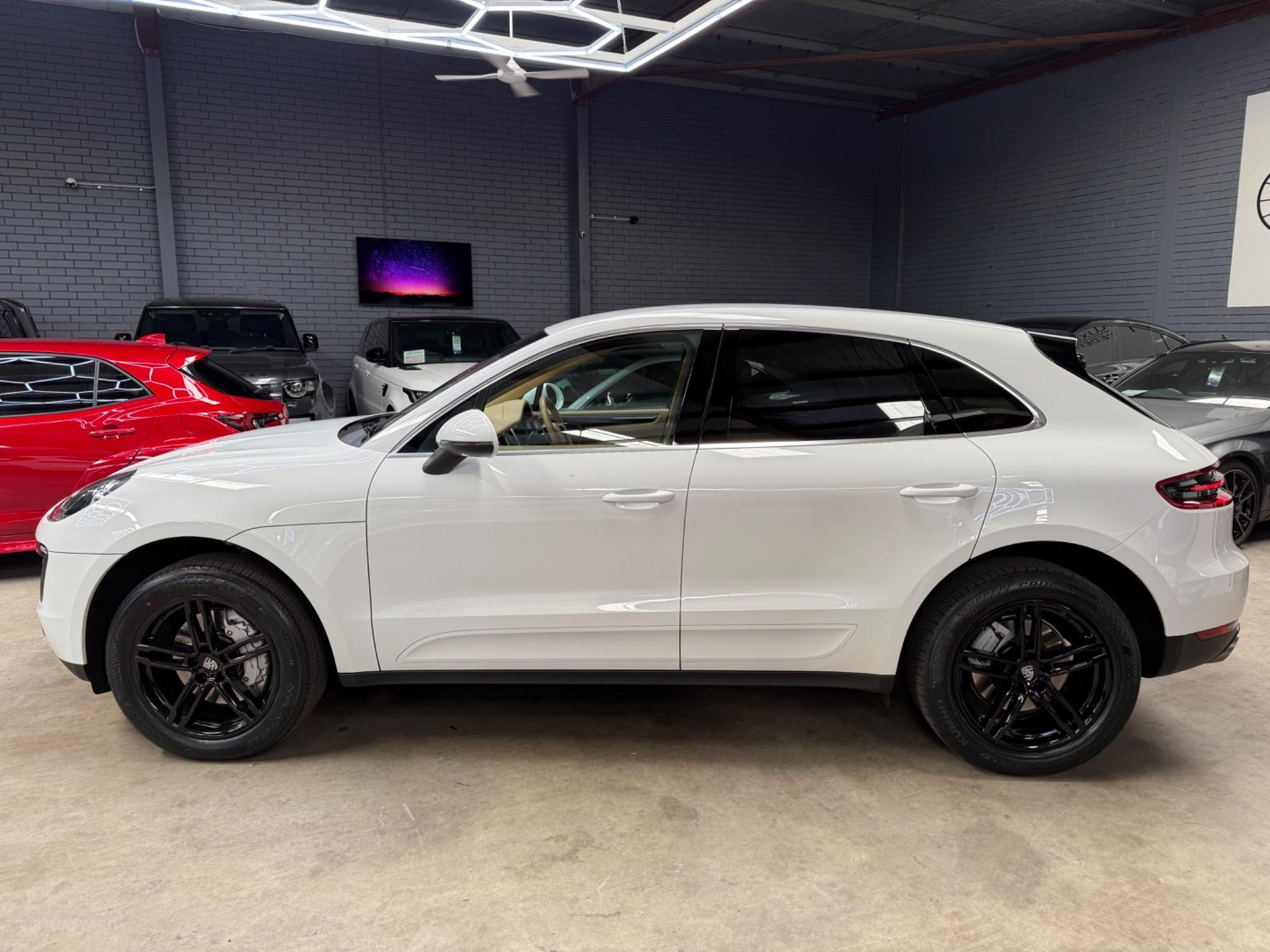 PORSCHE MACAN