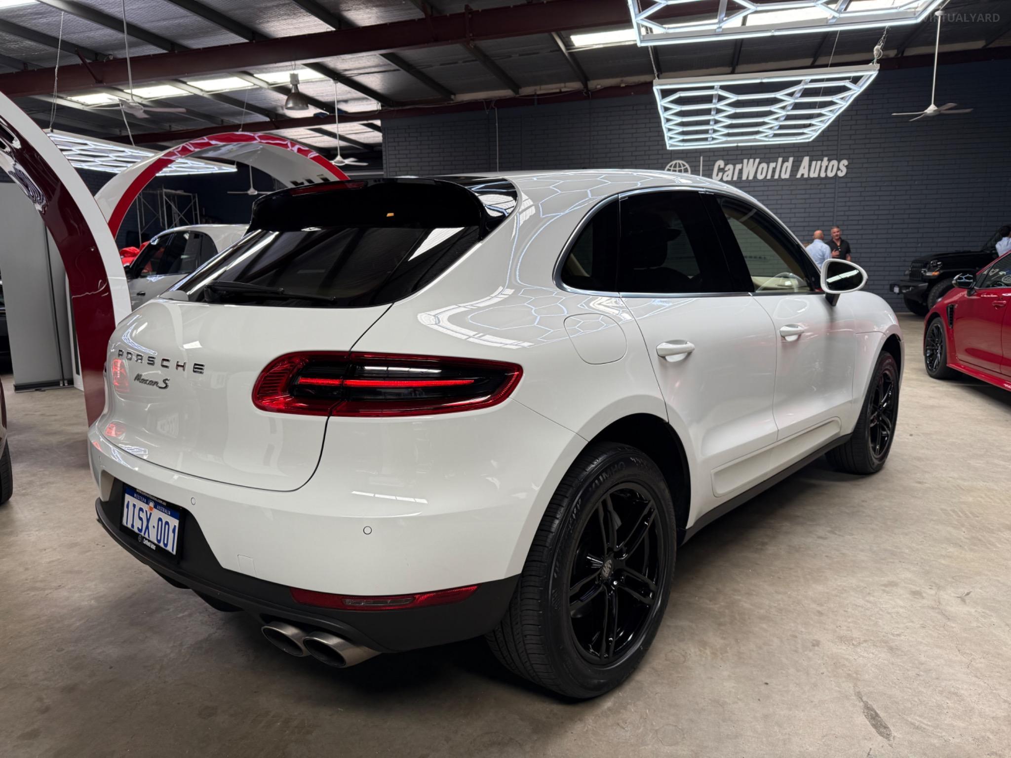 PORSCHE MACAN