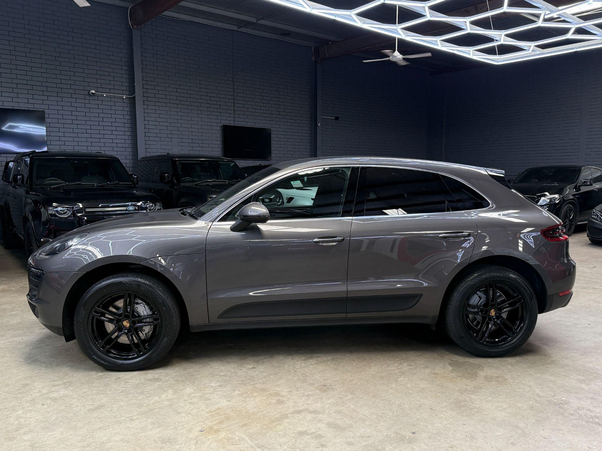PORSCHE MACAN