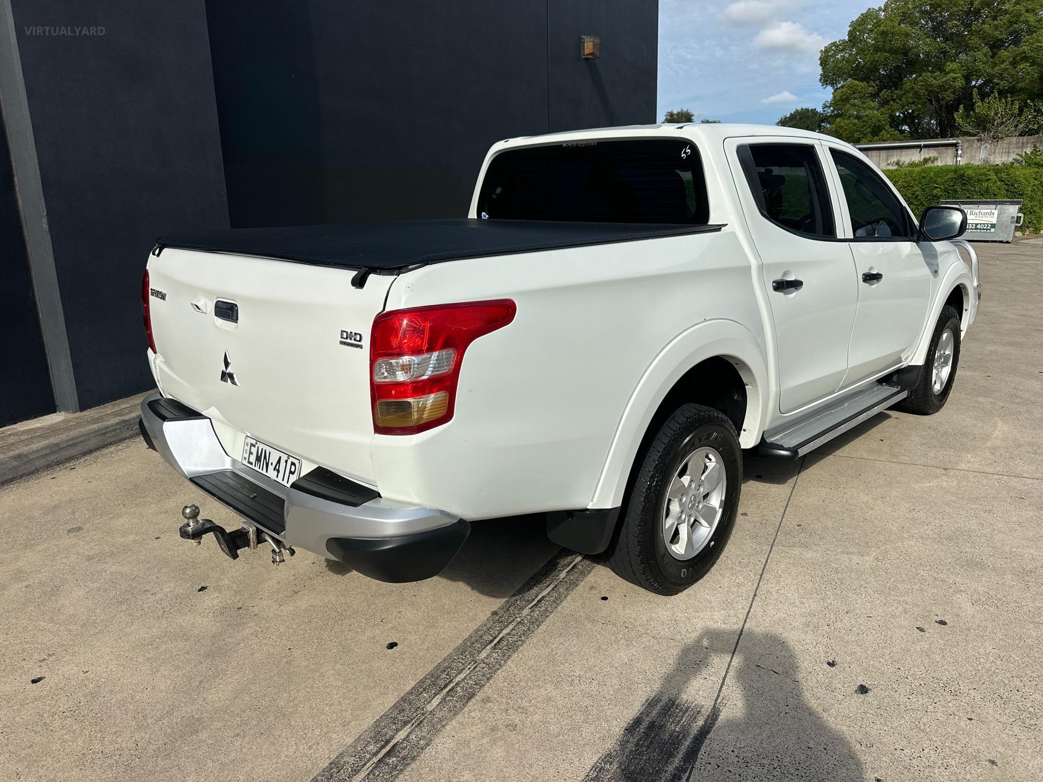 MITSUBISHI TRITON MQ MY17 GLX+ UTILITY DOUBLE CAB 4DR MAN 6SP 4X4 985KG 2.4DT image 3