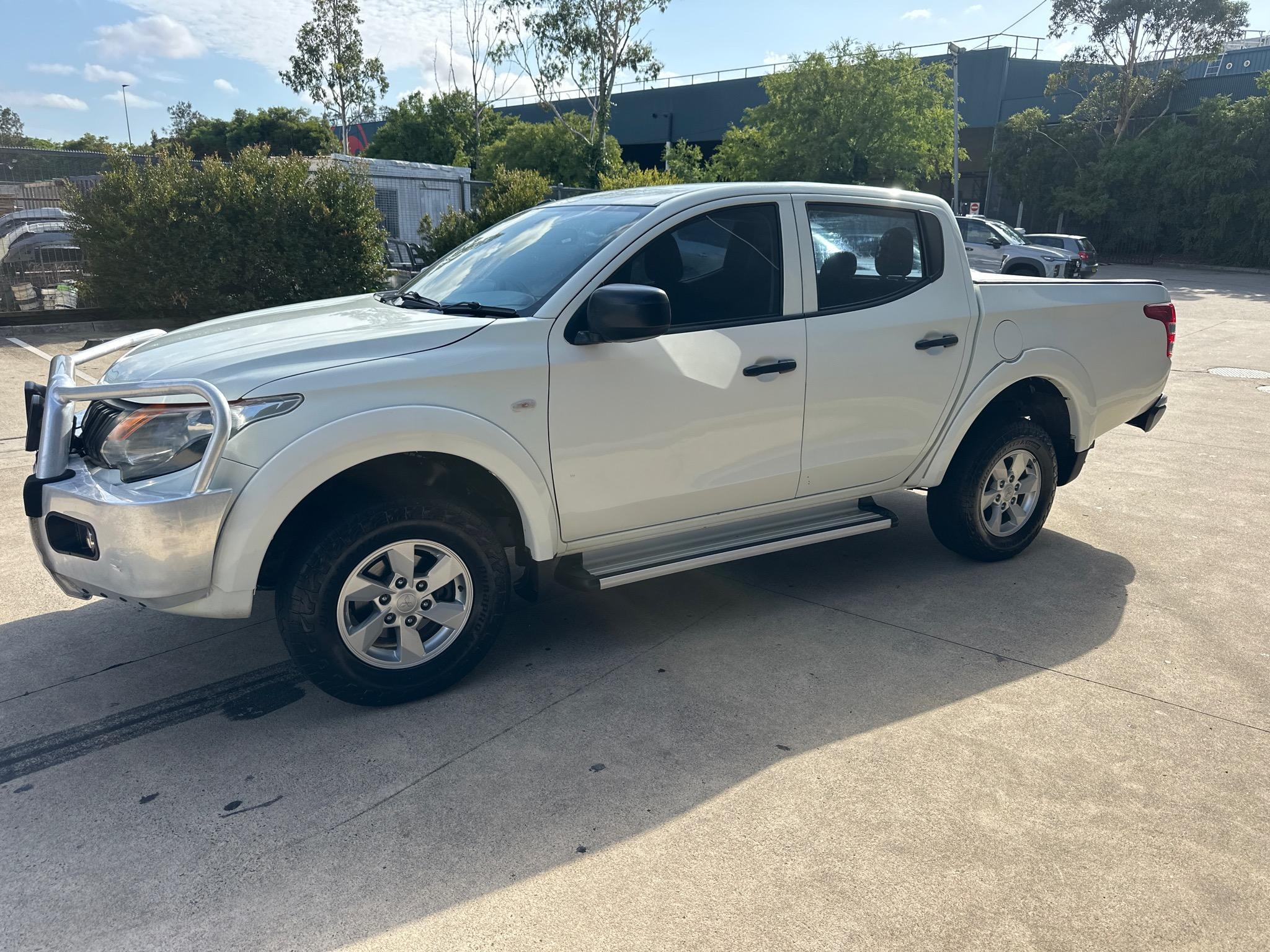 MITSUBISHI TRITON MQ MY17 GLX+ UTILITY DOUBLE CAB 4DR MAN 6SP 4X4 985KG 2.4DT image 5