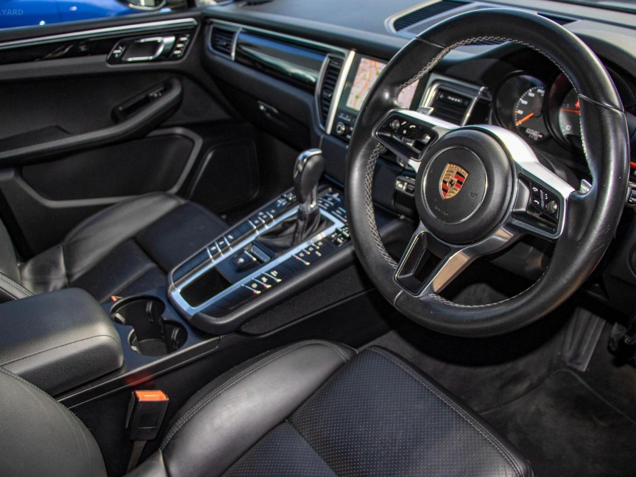 PORSCHE MACAN