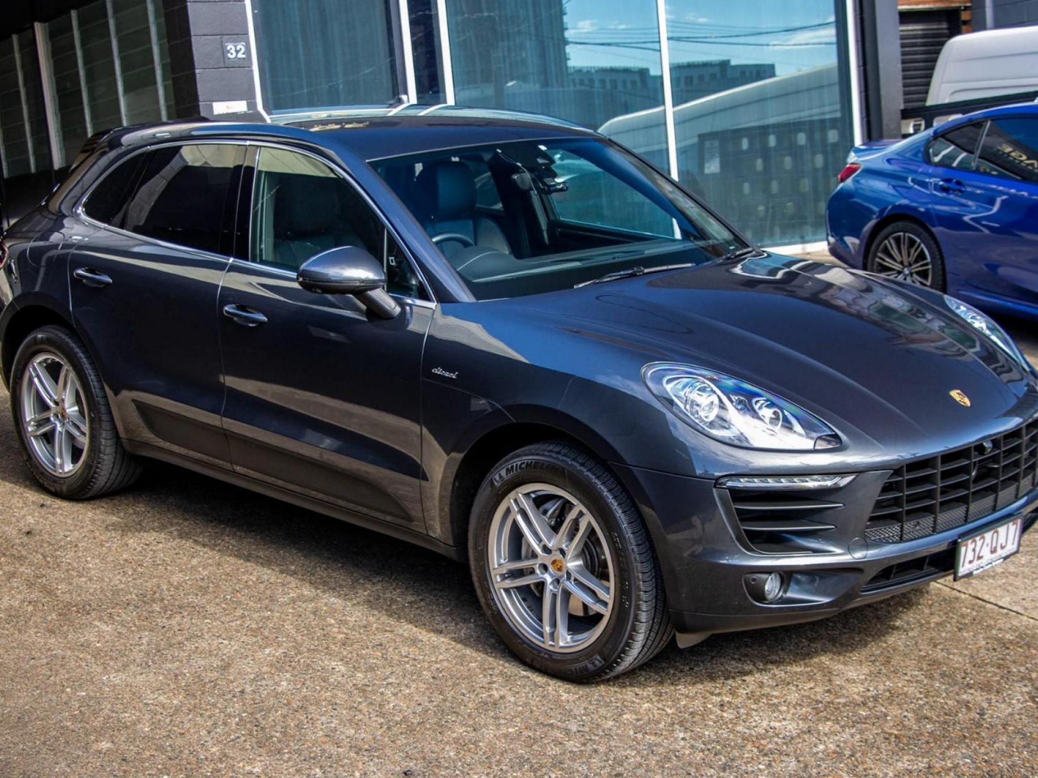PORSCHE MACAN