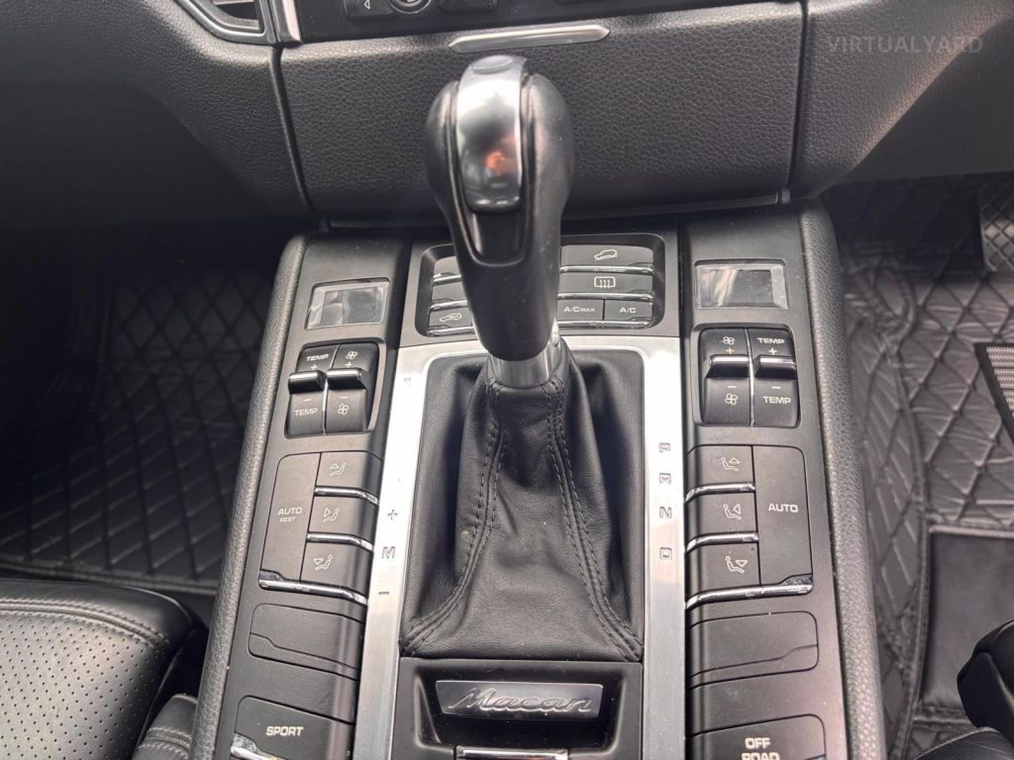 PORSCHE MACAN