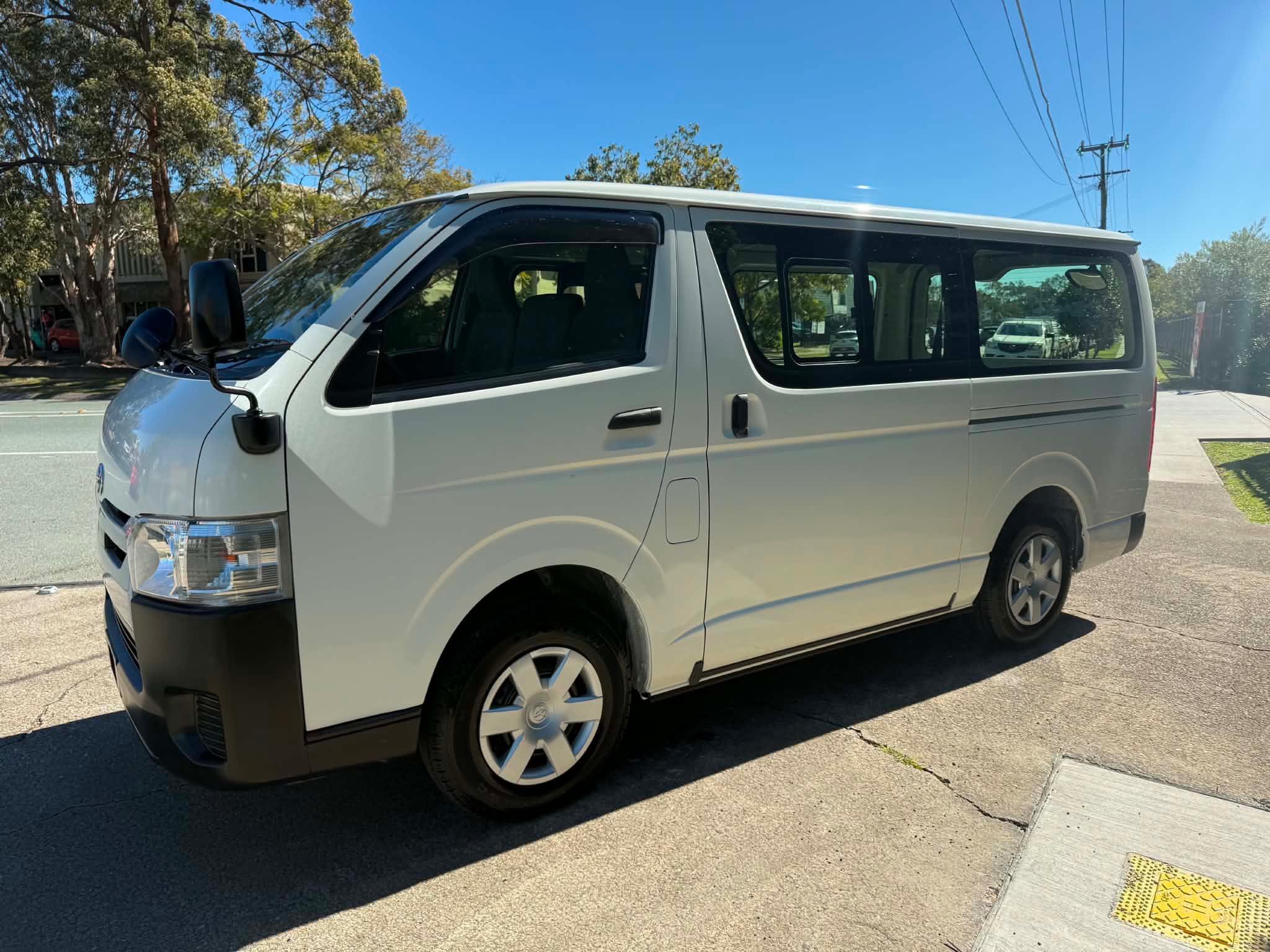 TOYOTA HIACE 