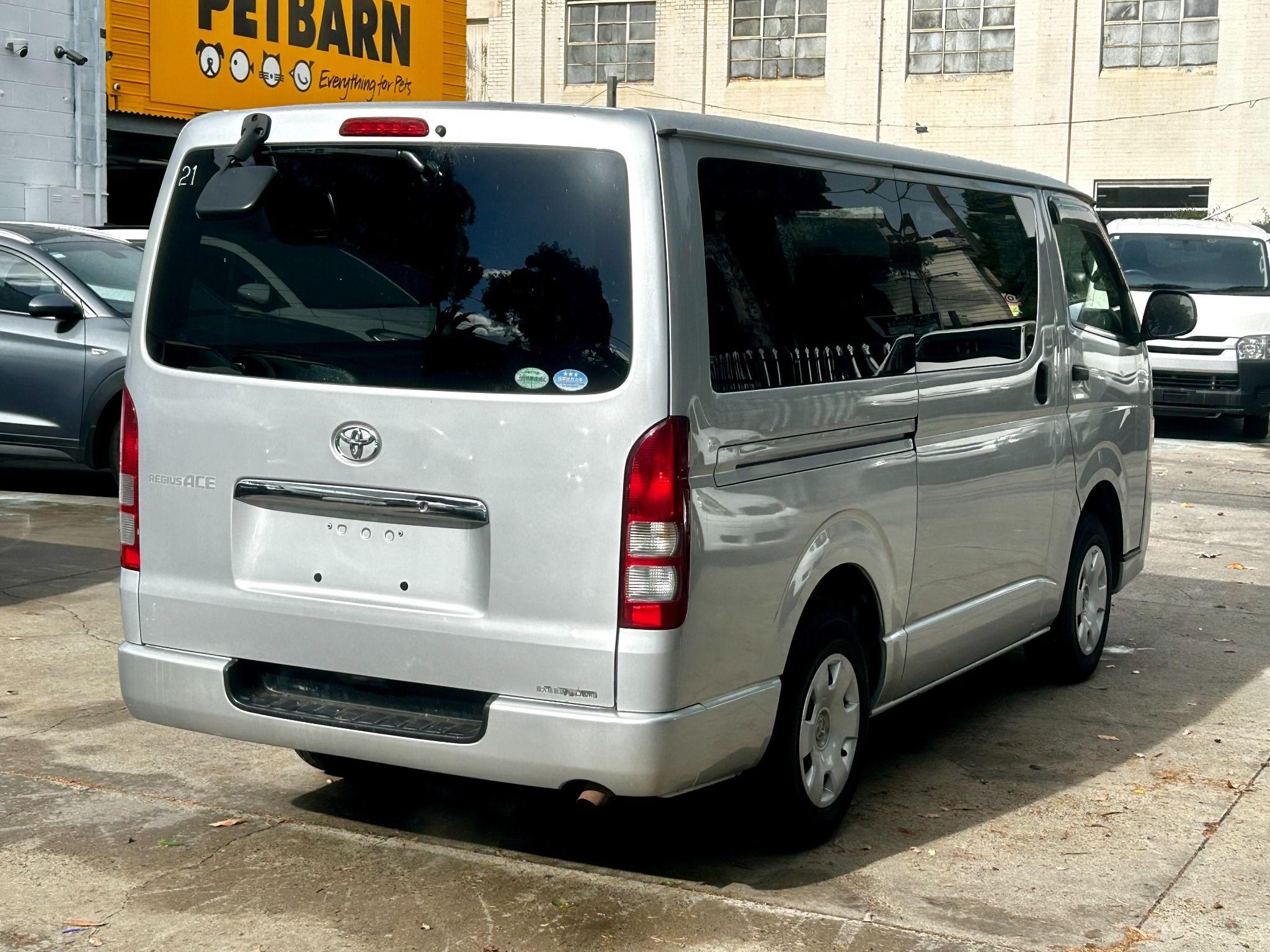 TOYOTA HIACE VAN-PETROL