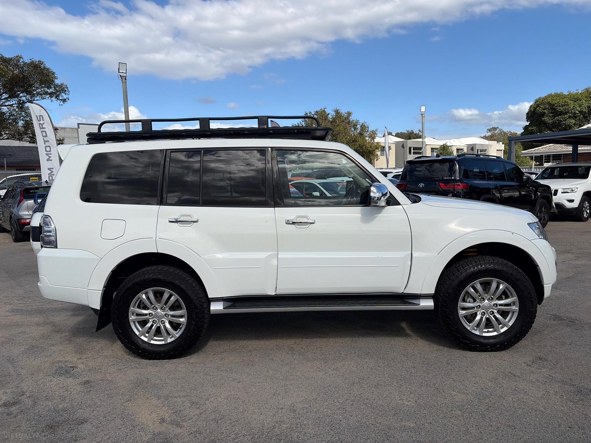 MITSUBISHI PAJERO