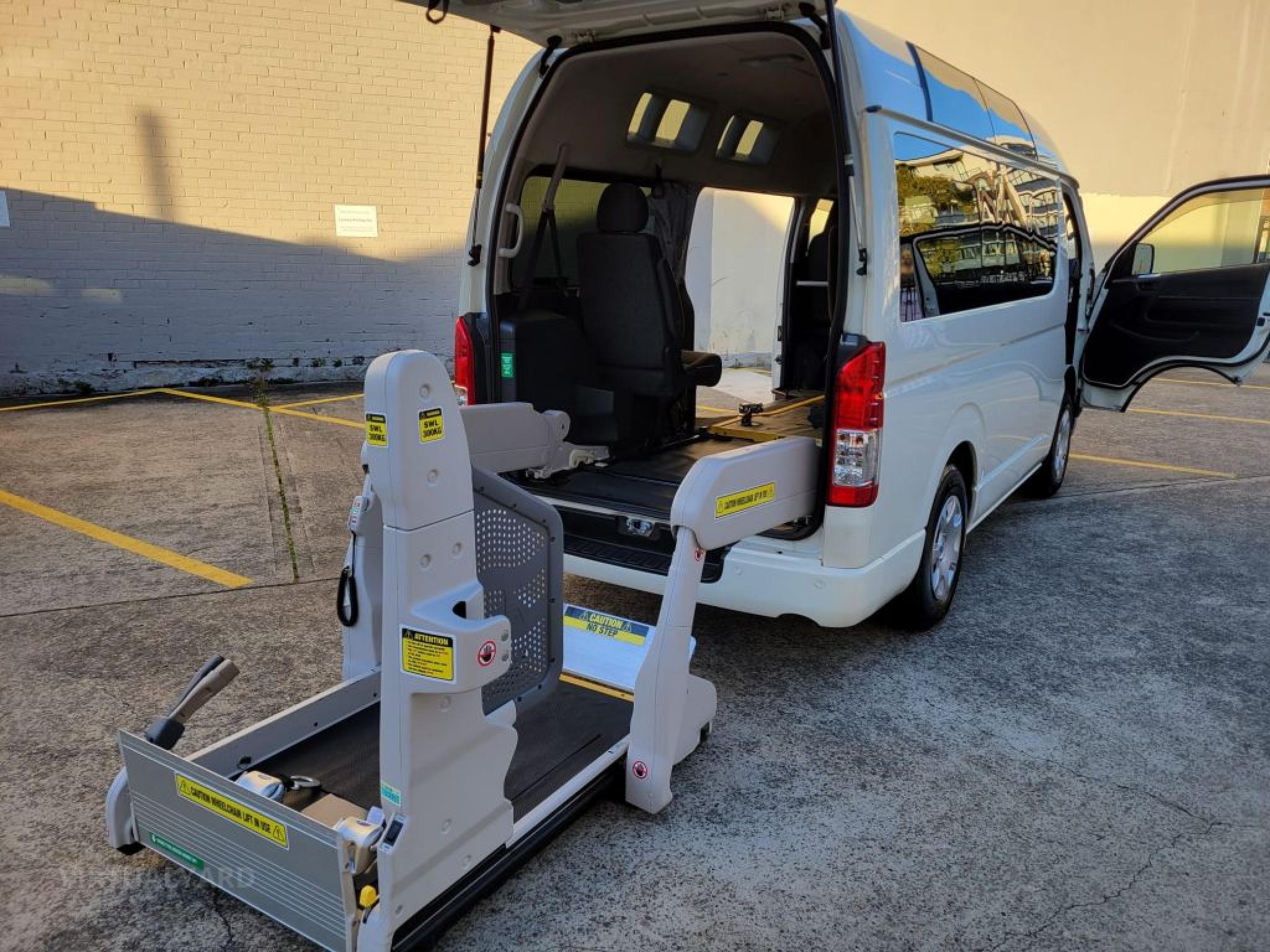 TOYOTA HIACE