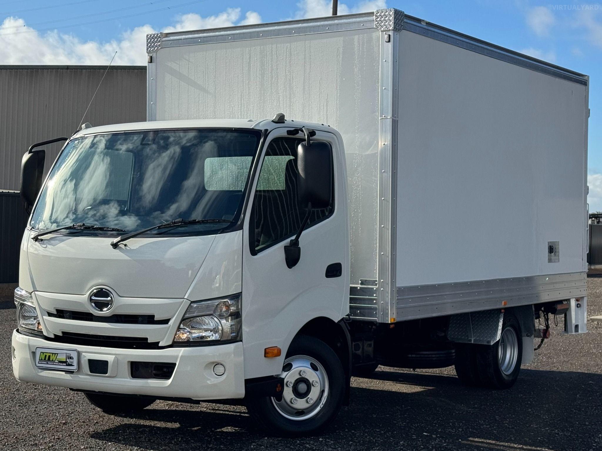 Hino 300 Series 616 Medium