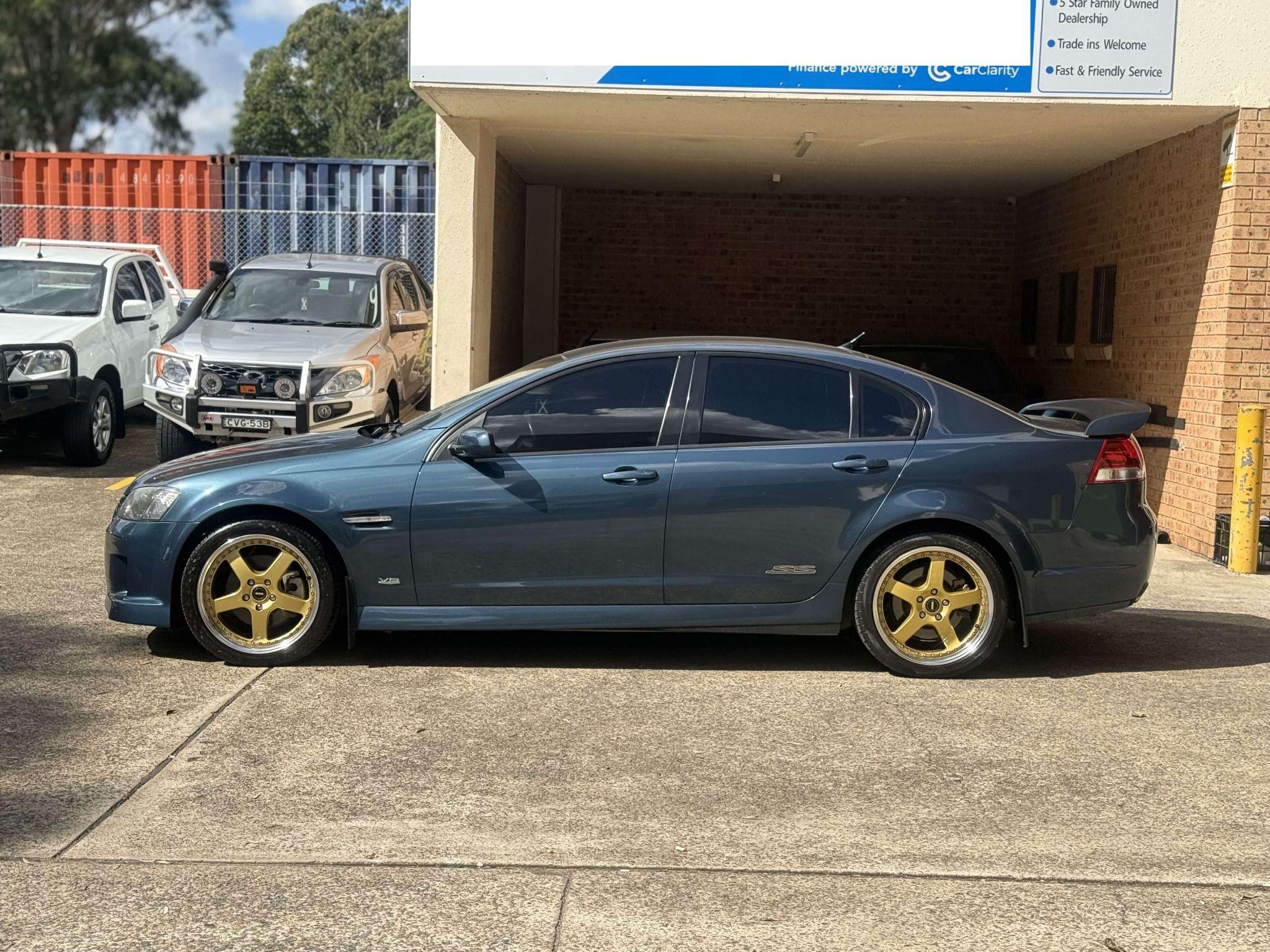 HOLDEN COMMODORE