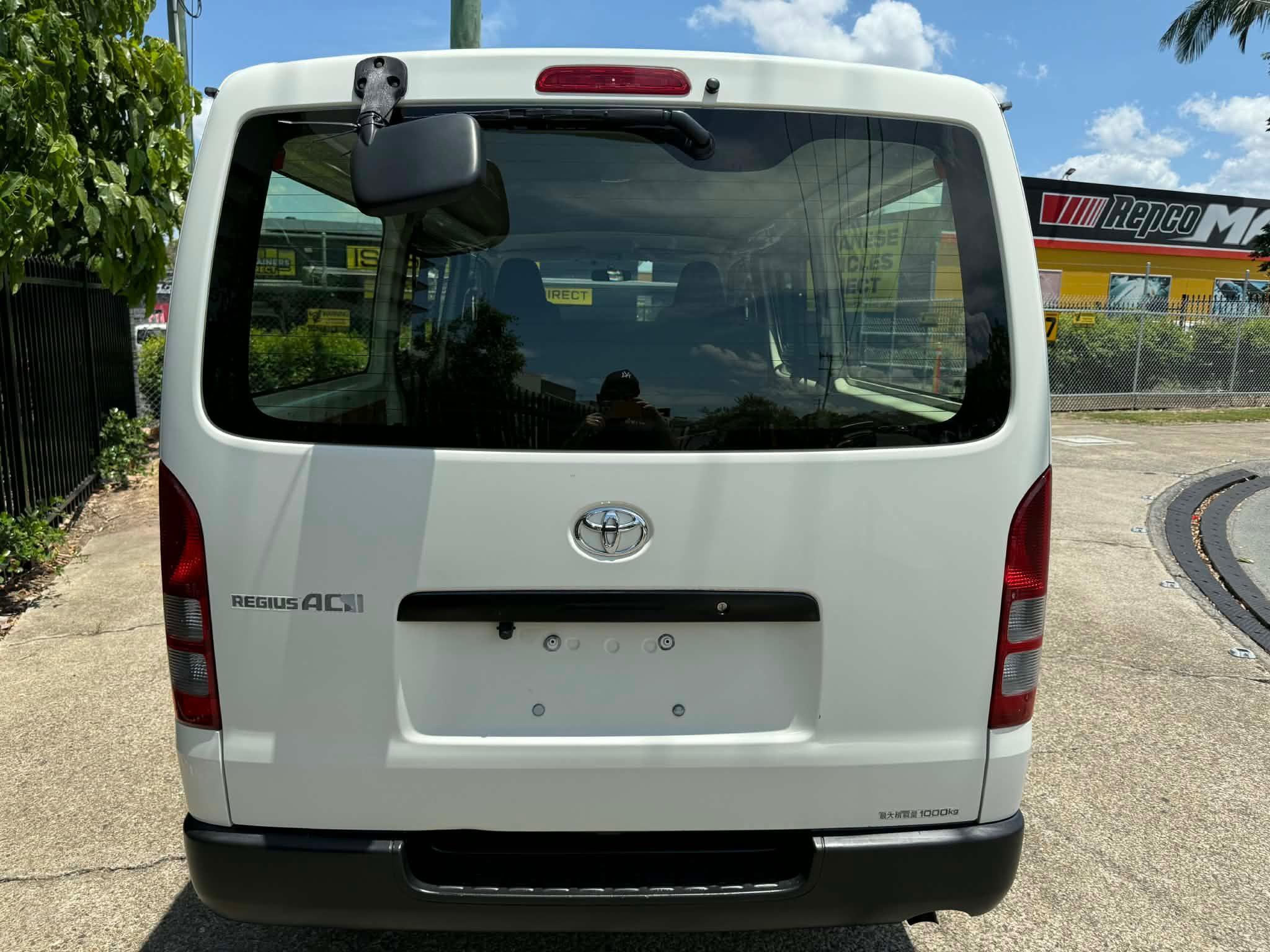 TOYOTA HIACE