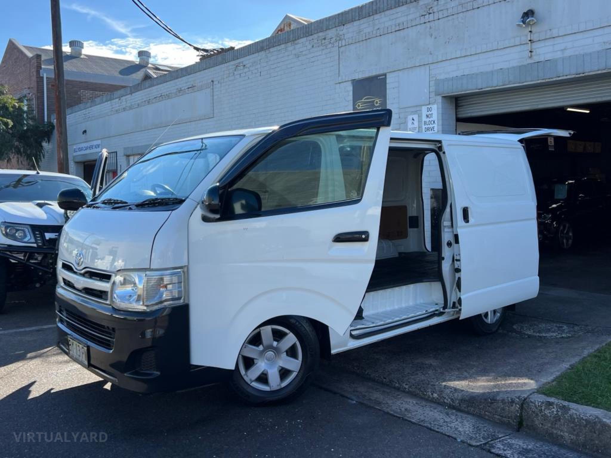 TOYOTA HIACE