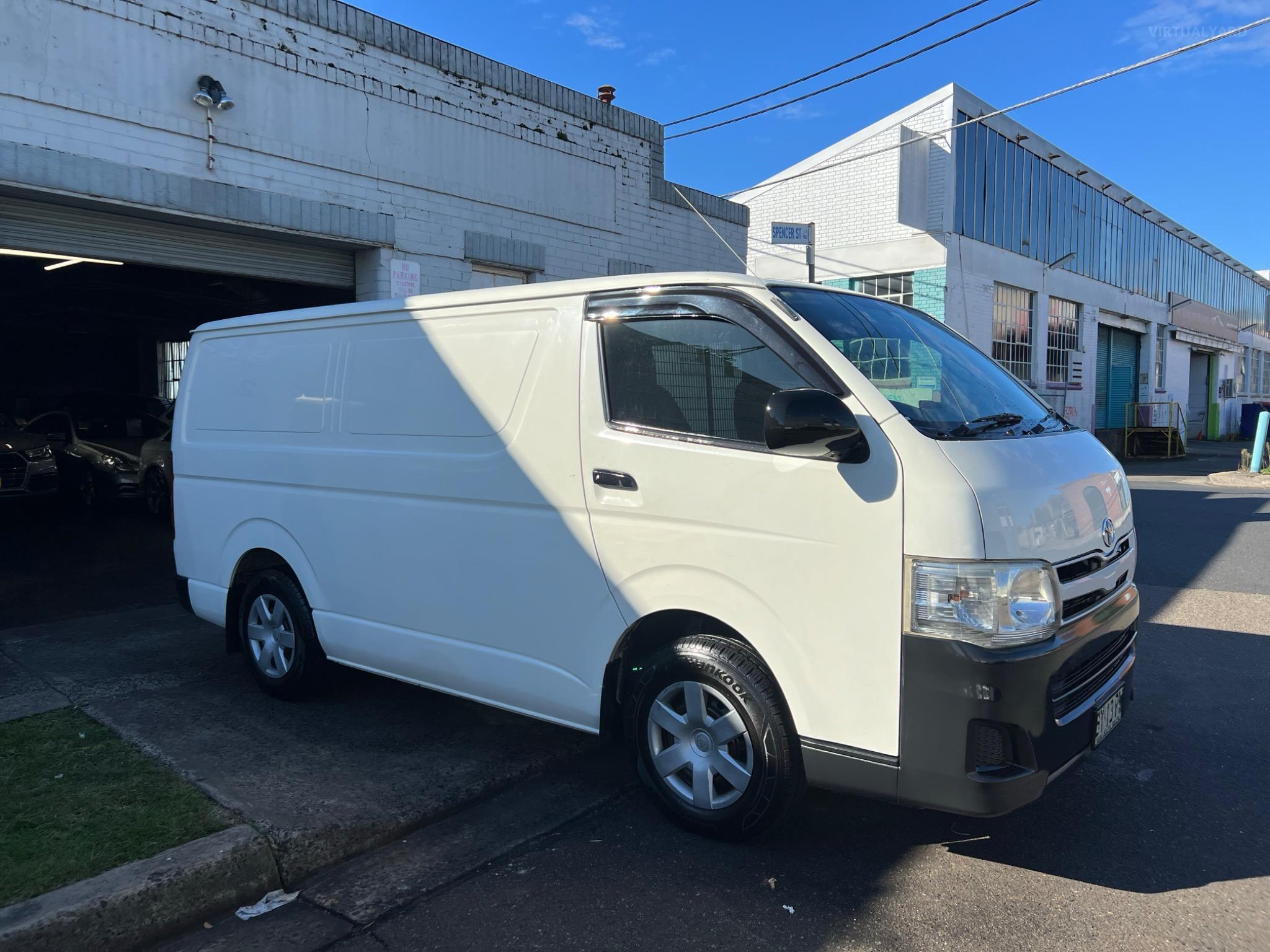 TOYOTA HIACE
