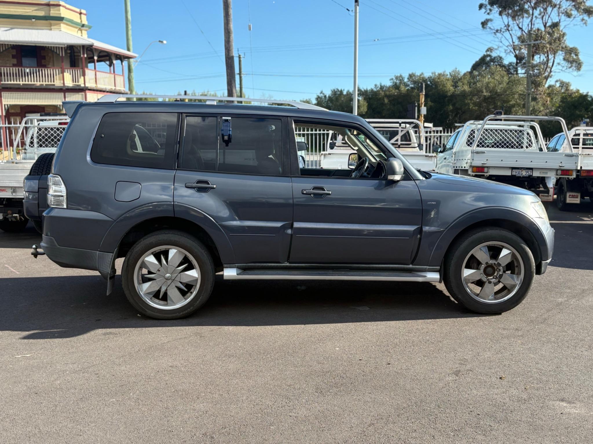 MITSUBISHI PAJERO