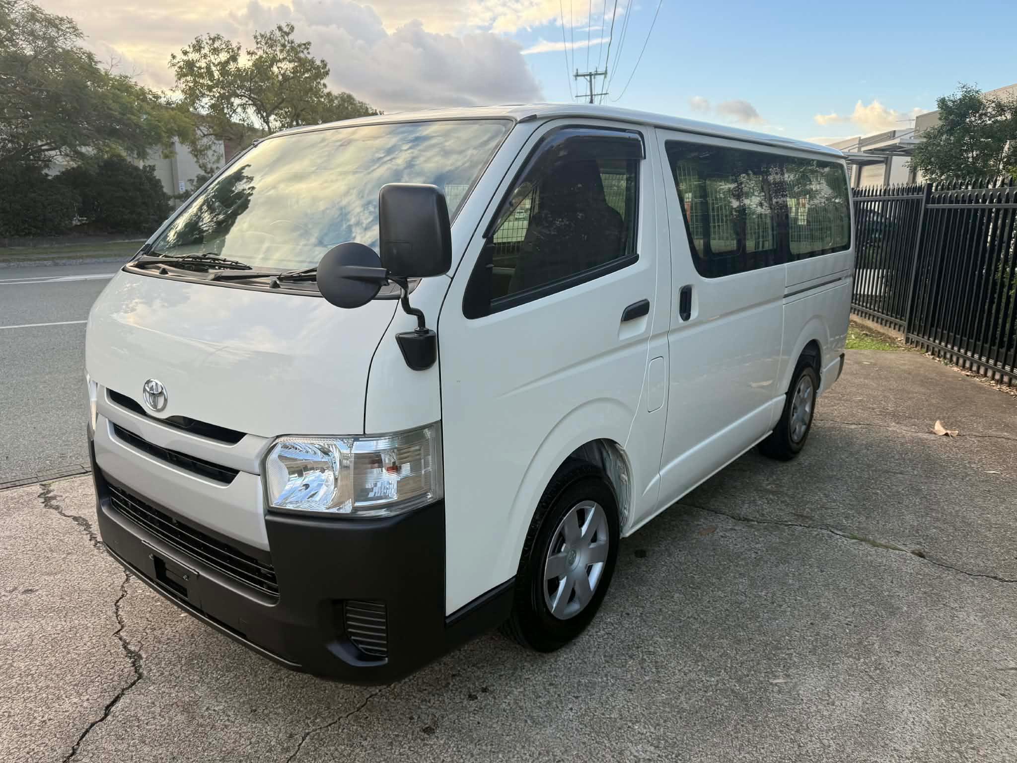 TOYOTA HIACE
