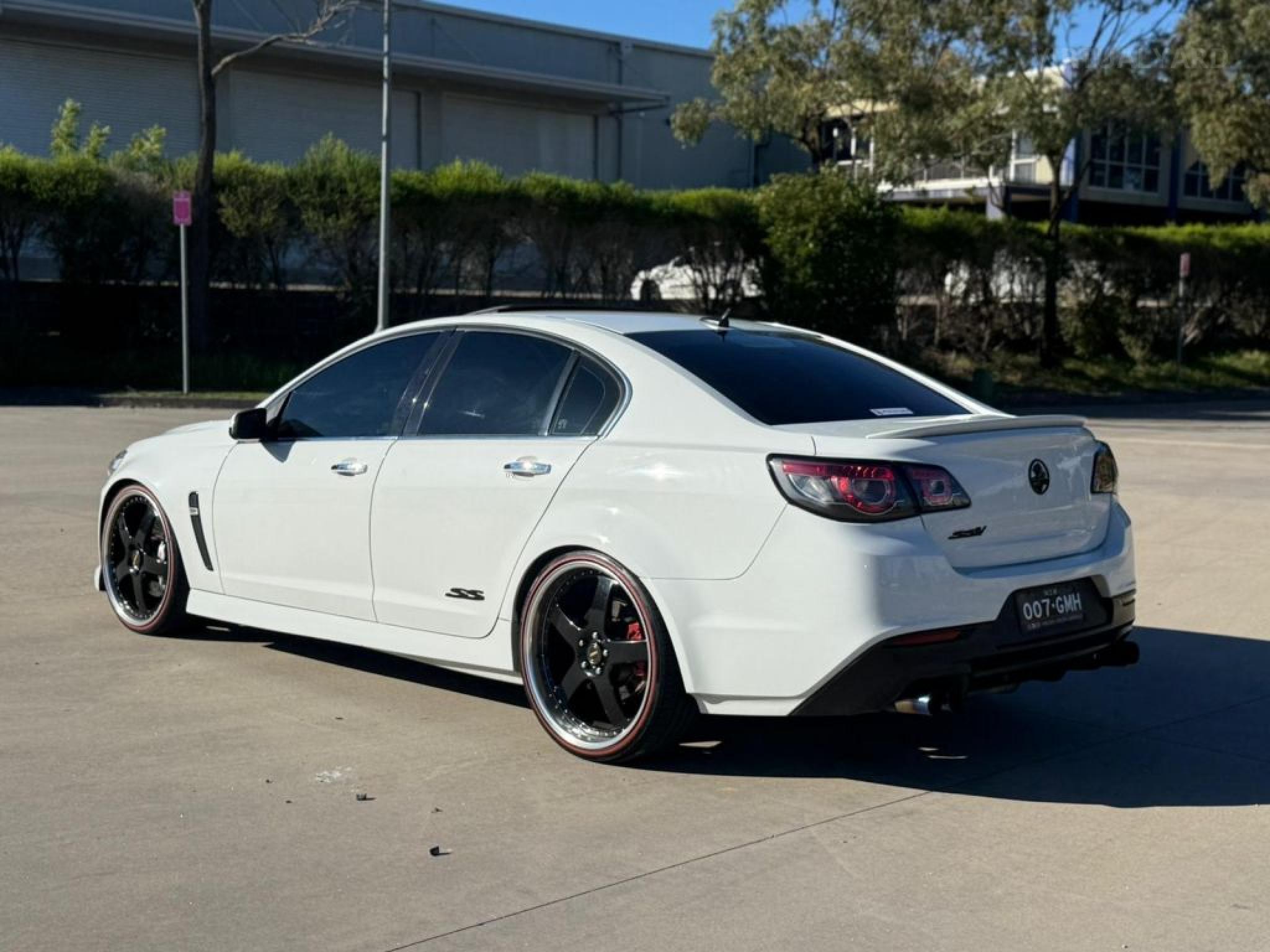 HOLDEN COMMODORE