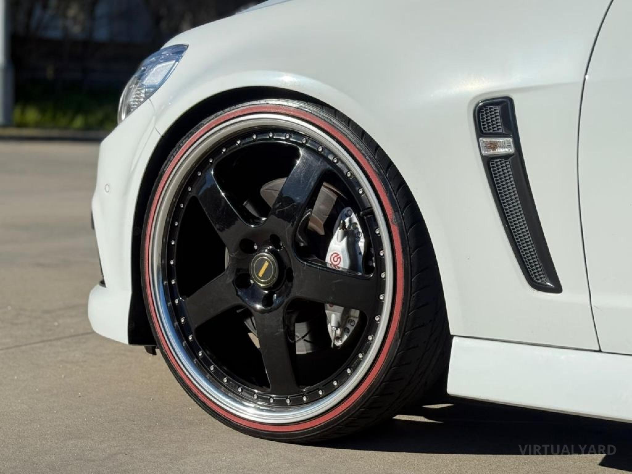 HOLDEN COMMODORE