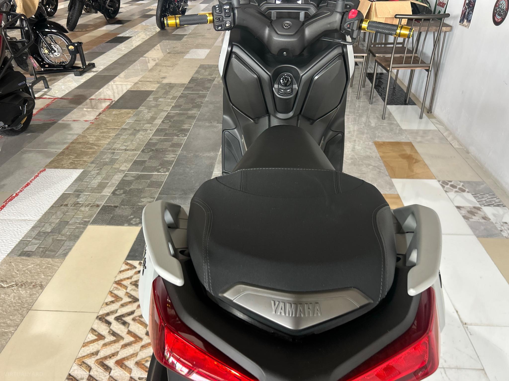 YAMAHA X-MAX 300 CONNECT