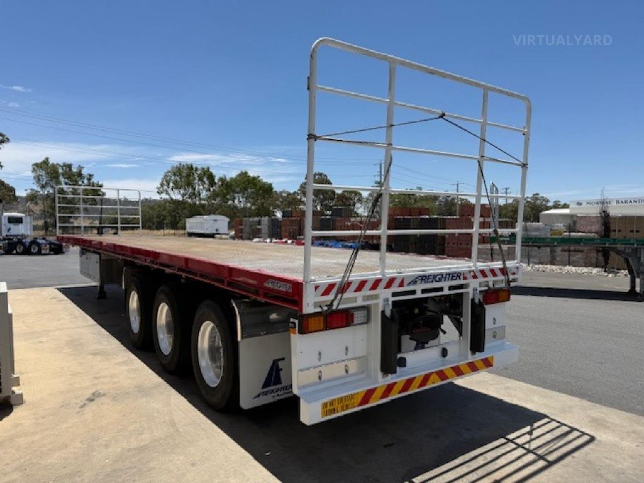 Maxitrans 44 TRI-AXLE FLAT TOP