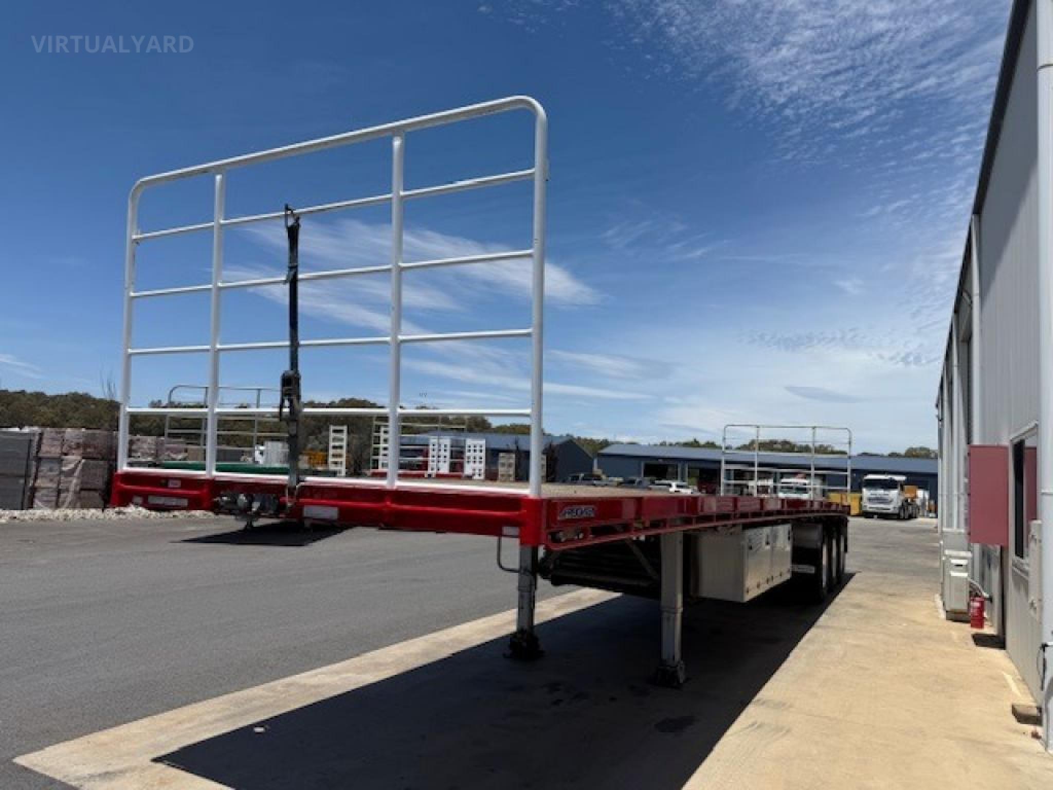 Maxitrans 44 TRI-AXLE FLAT TOP