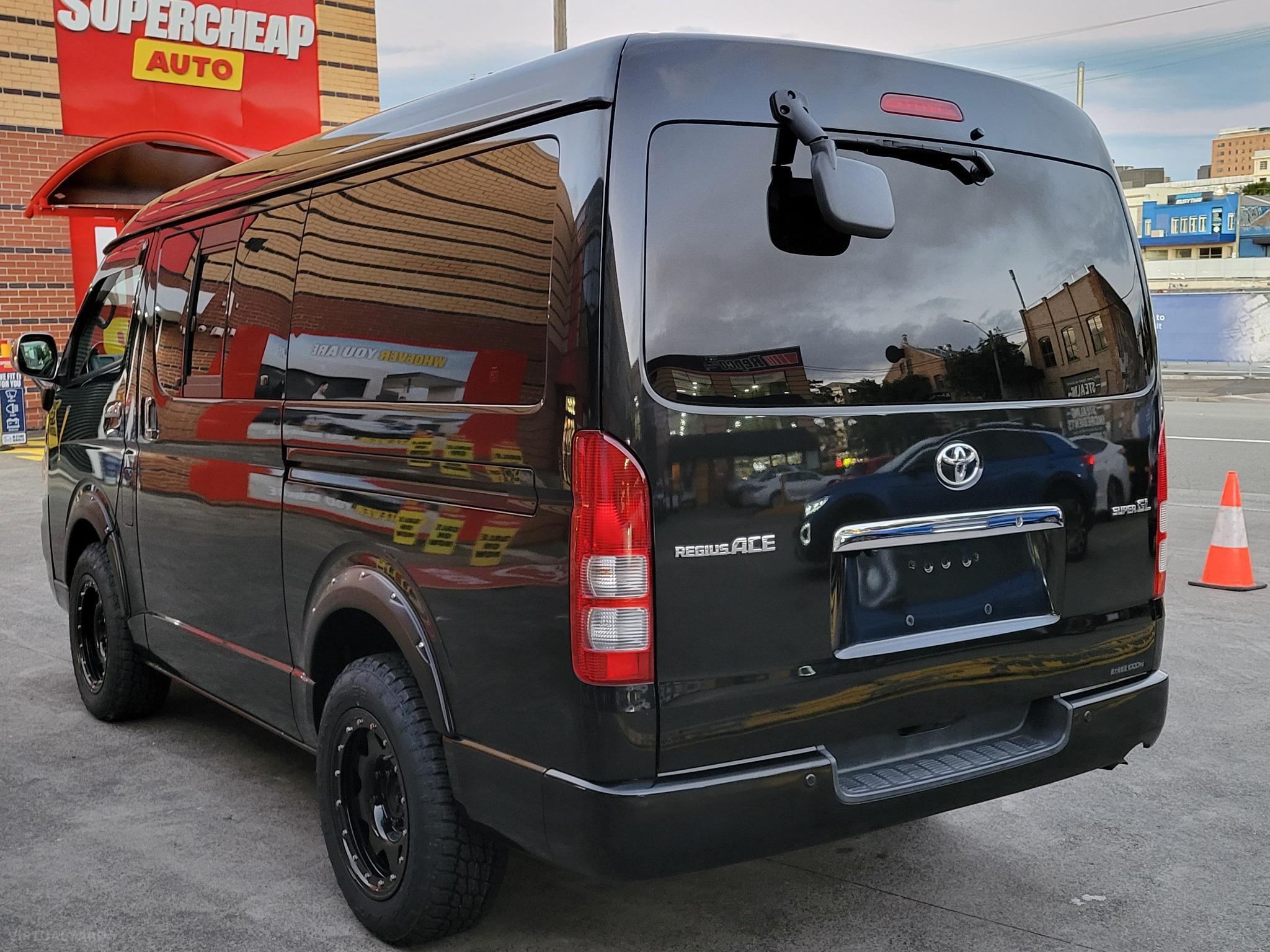 TOYOTA HIACE CAMPER