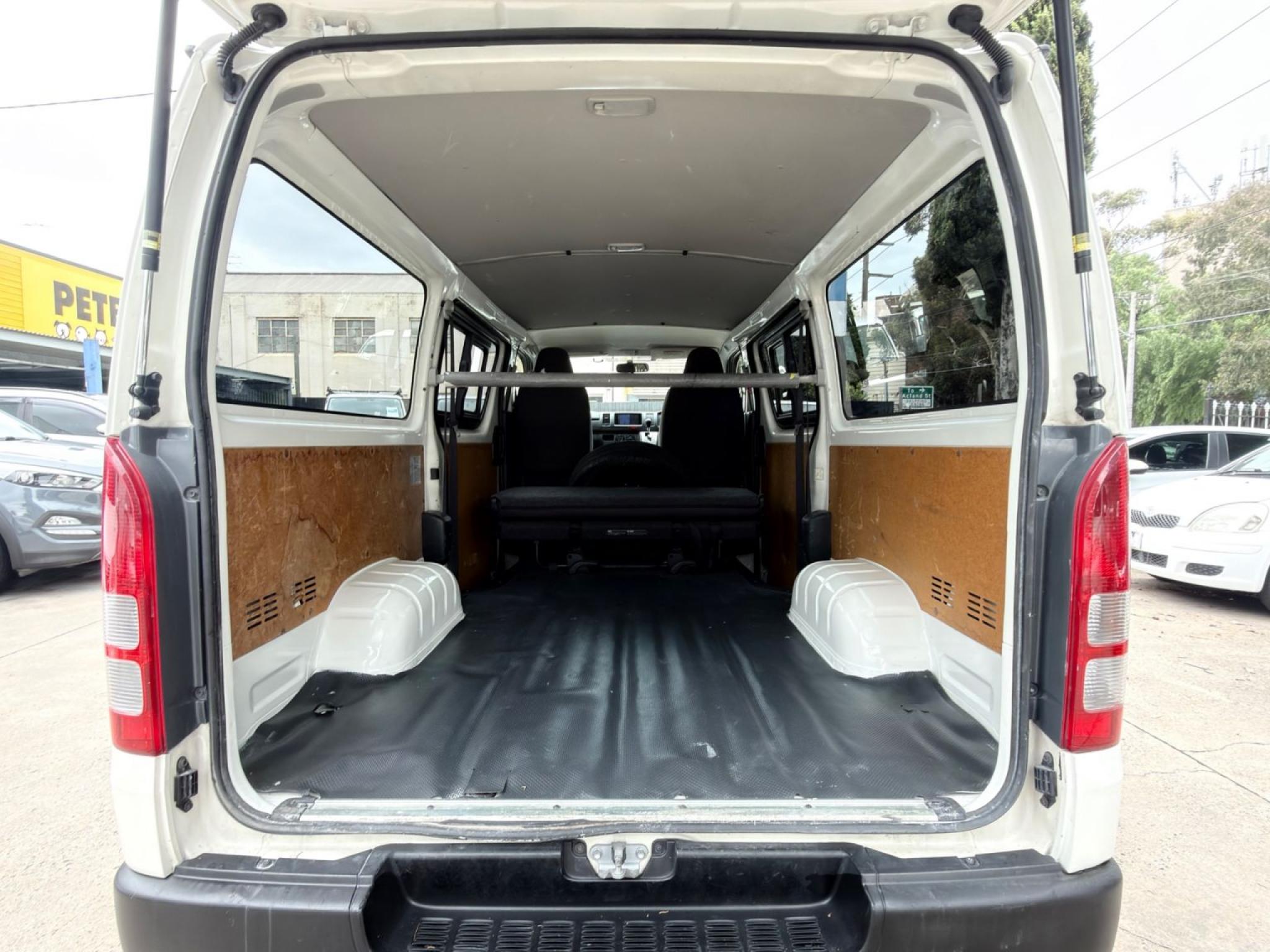 TOYOTA HIACE VAN