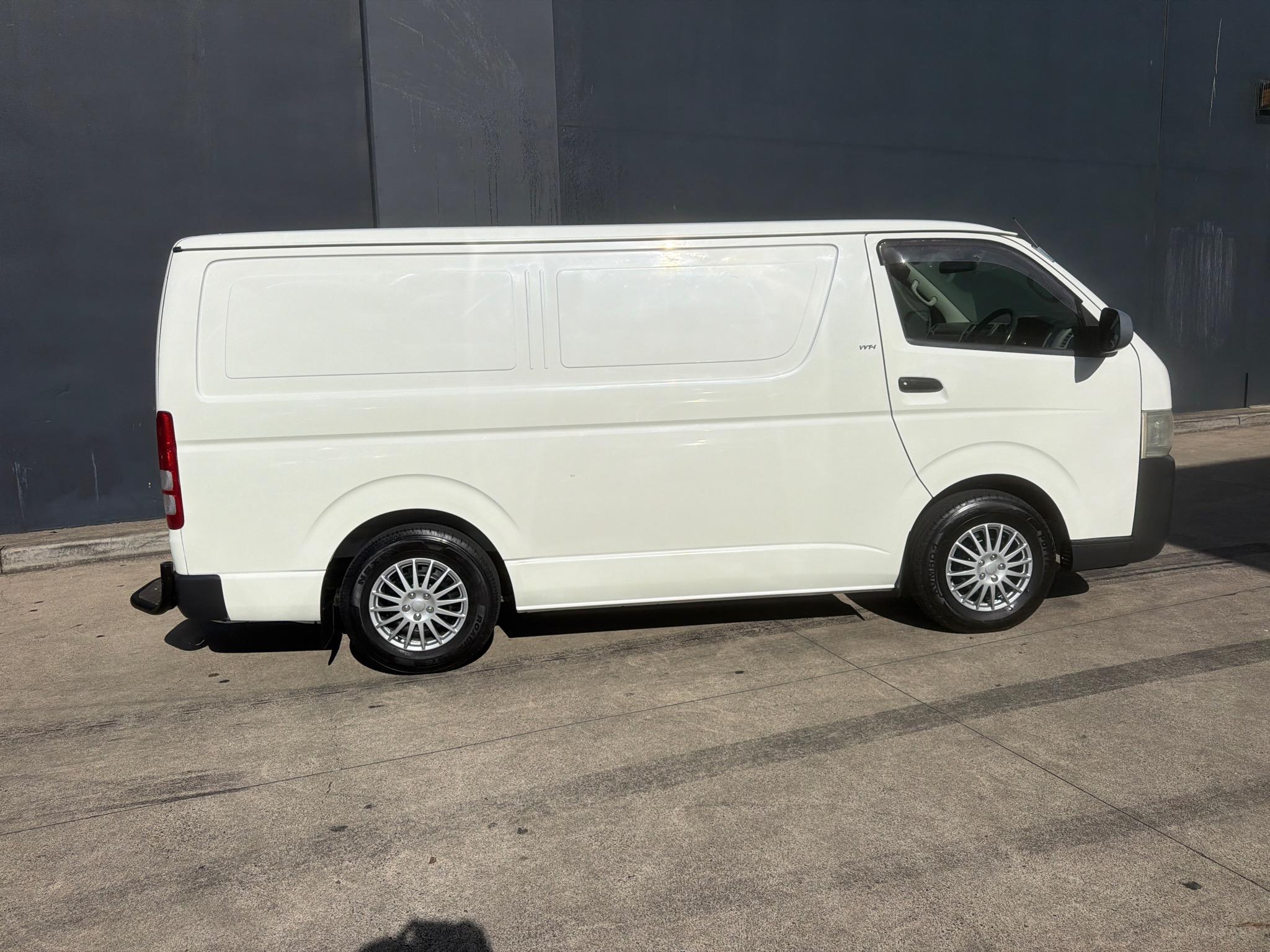 TOYOTA HIACE TRH201R VAN LWB 4DR AUTO 4SP, 1099KG 2.7I image 2