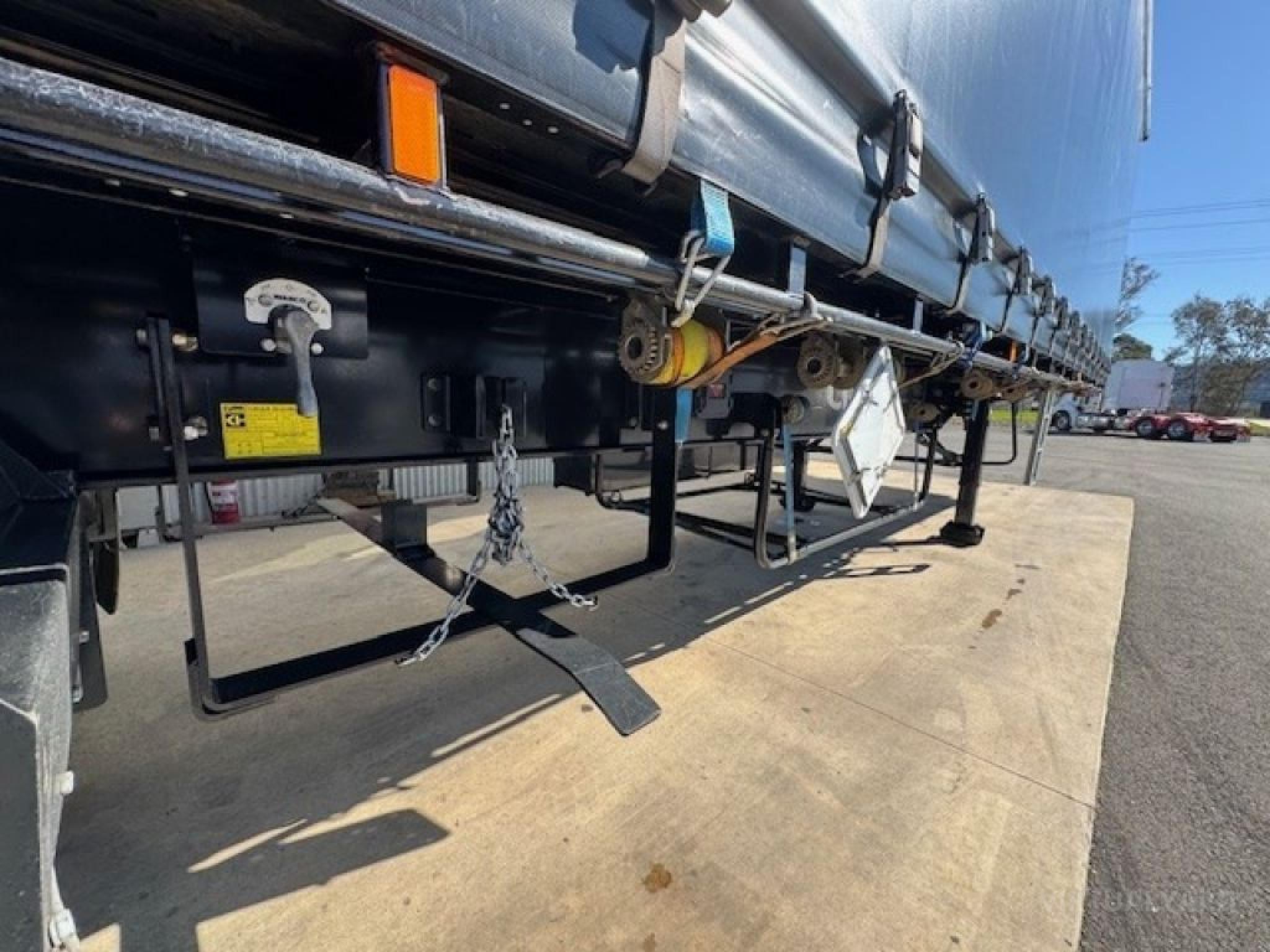 CIMC TRIAXLE CURTINSIDER