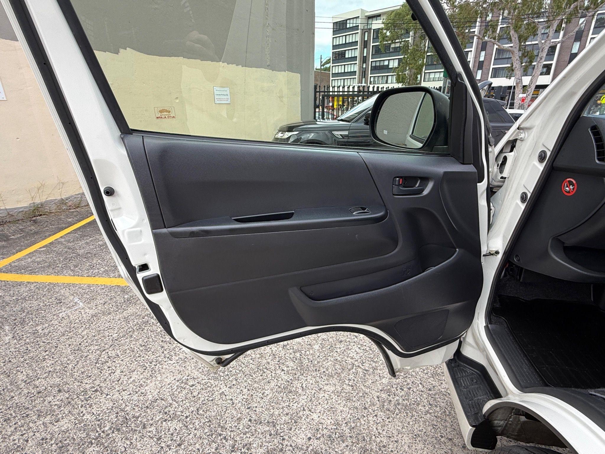 TOYOTA HIACE WELCAB WINDOW TOP
