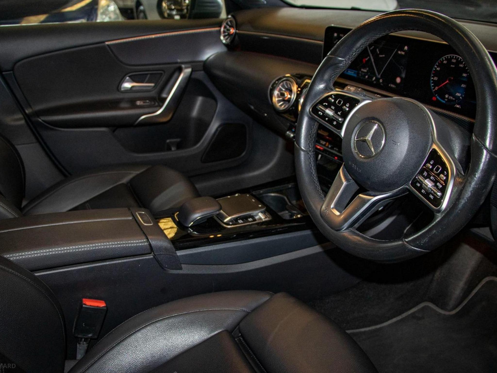 MERCEDES-BENZ A200