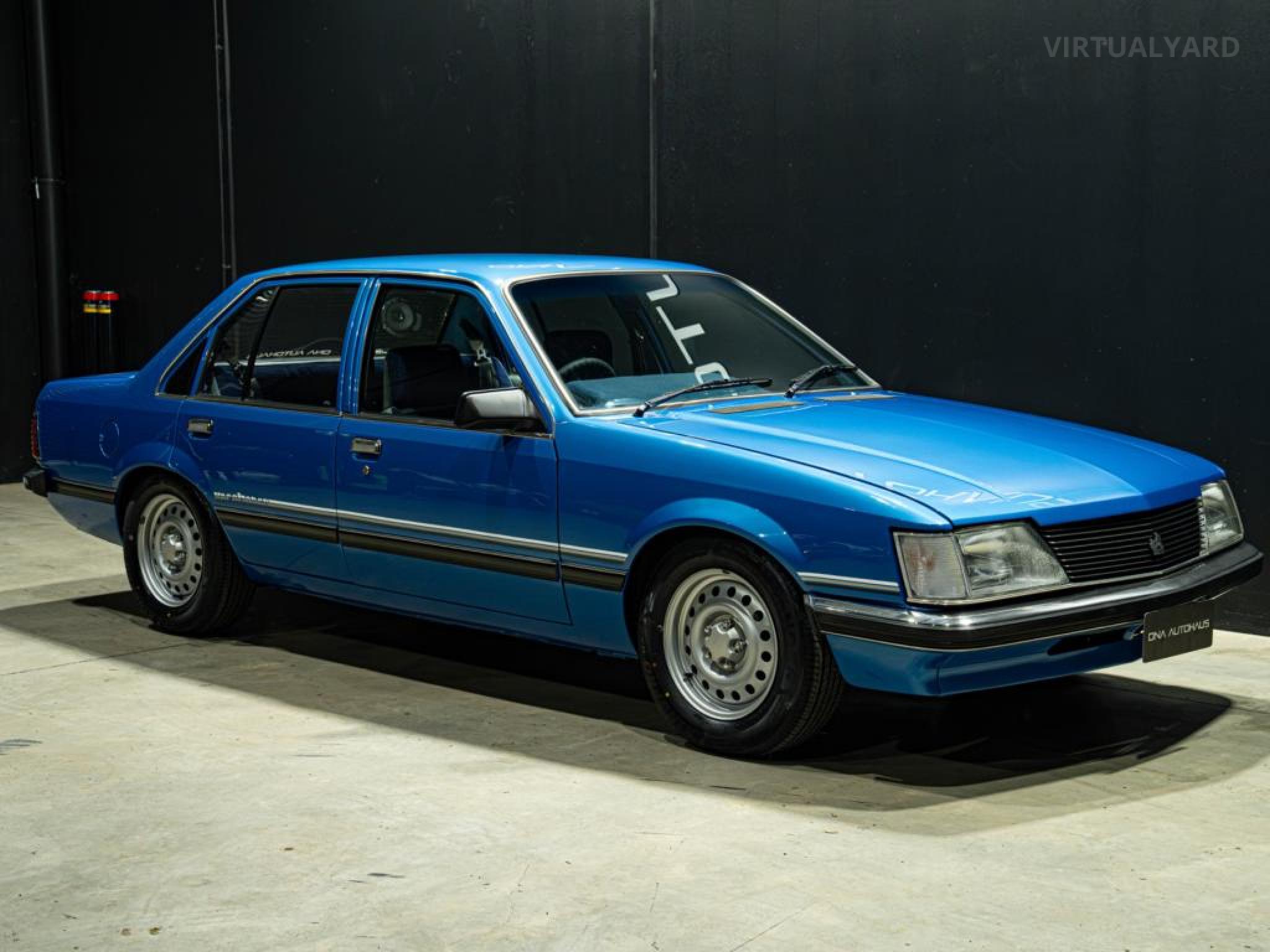HOLDEN COMMDORE