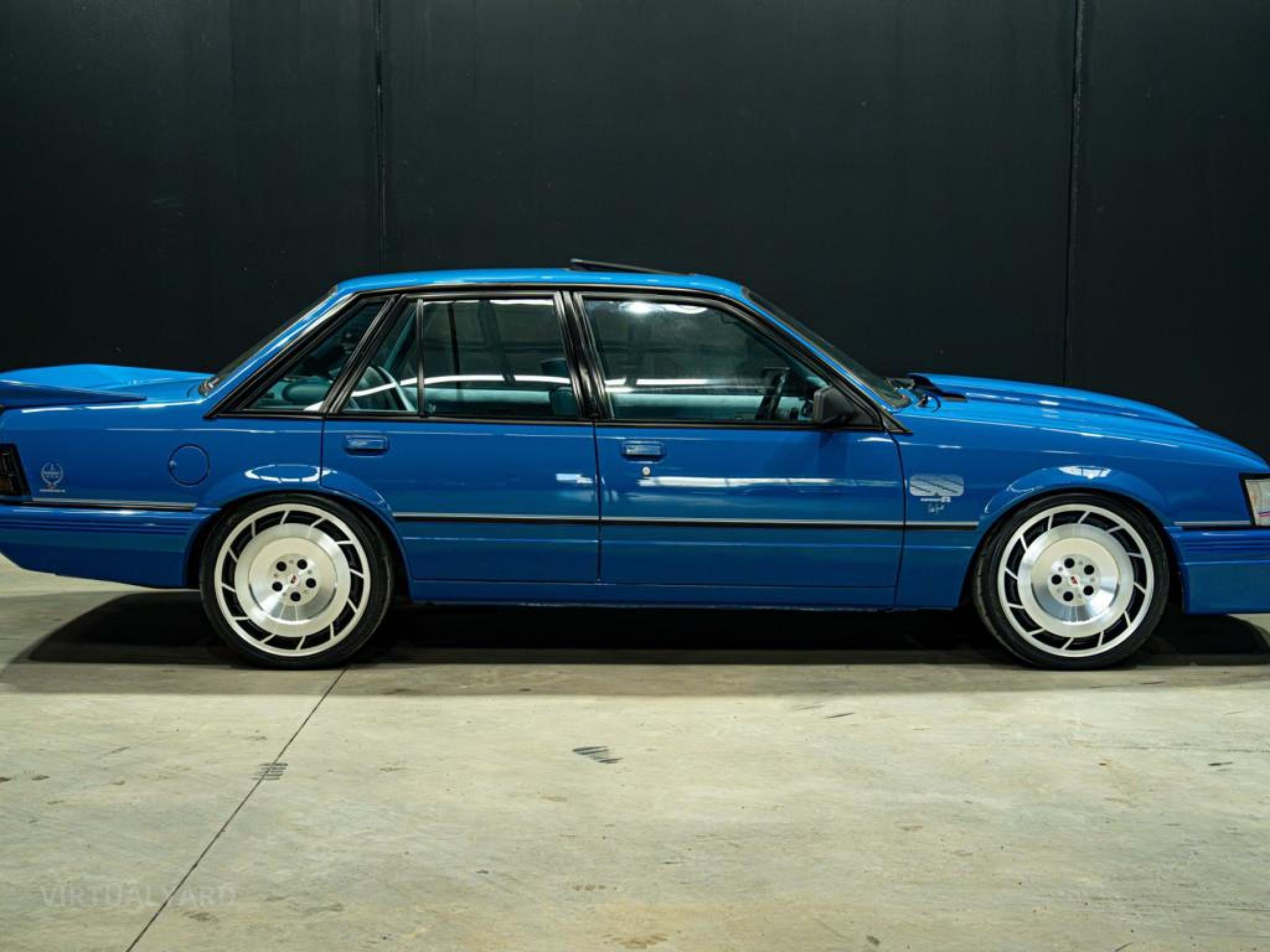 HOLEN COMMODORE