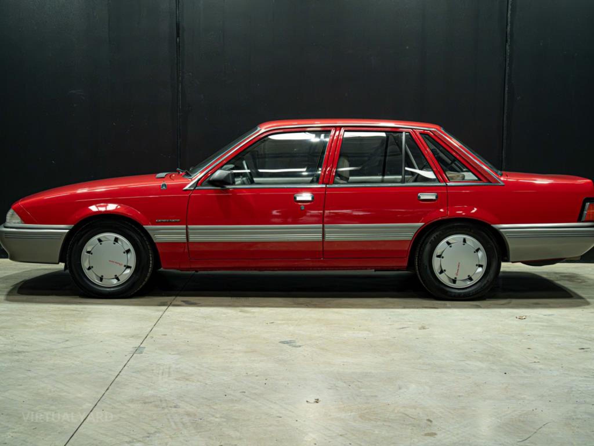HOLDEN COMMDORE
