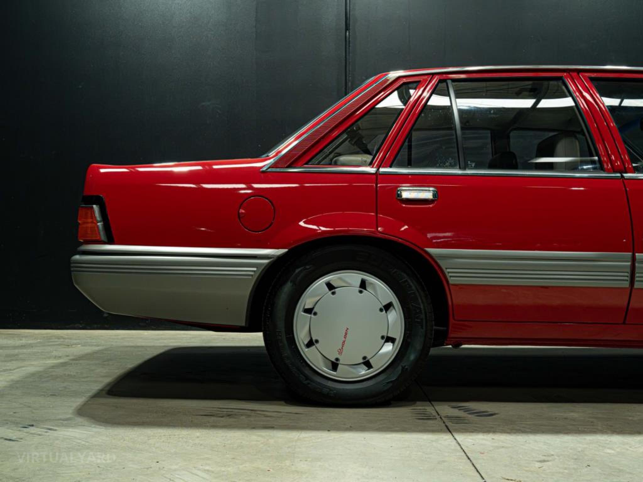 HOLDEN COMMDORE