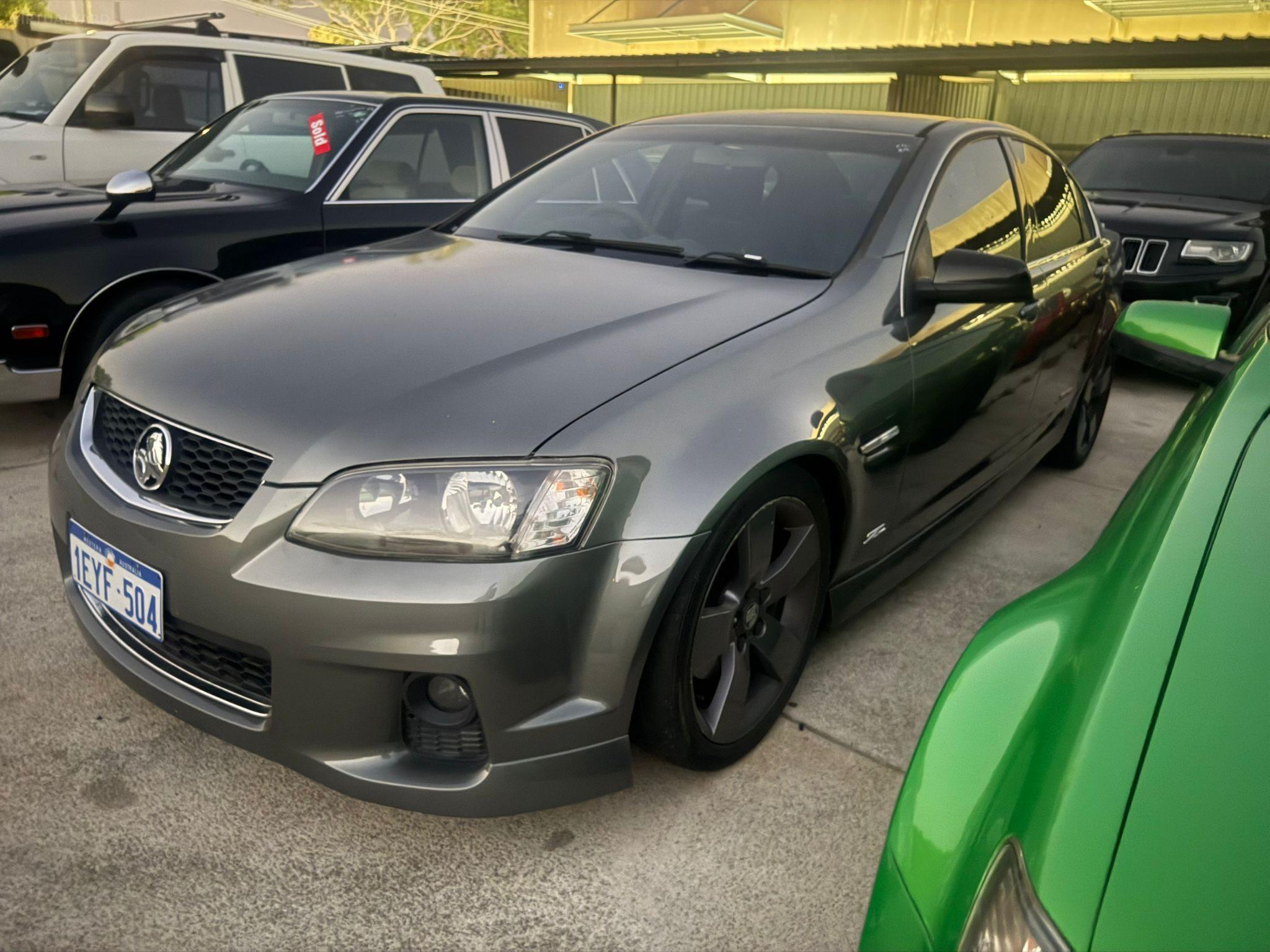 Holden COMMODORE